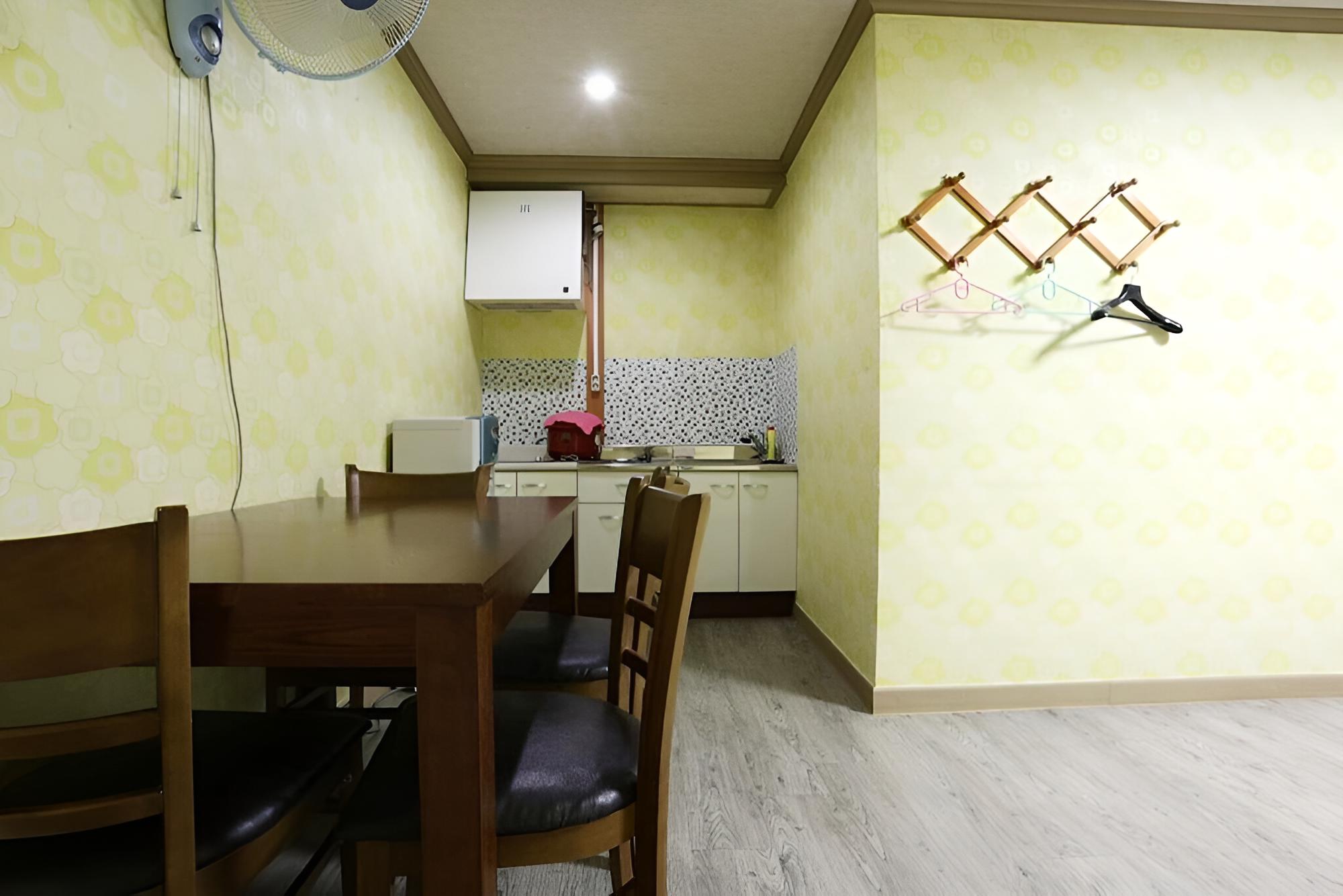 Room (Condo Studio (8 People)) - Photo 2