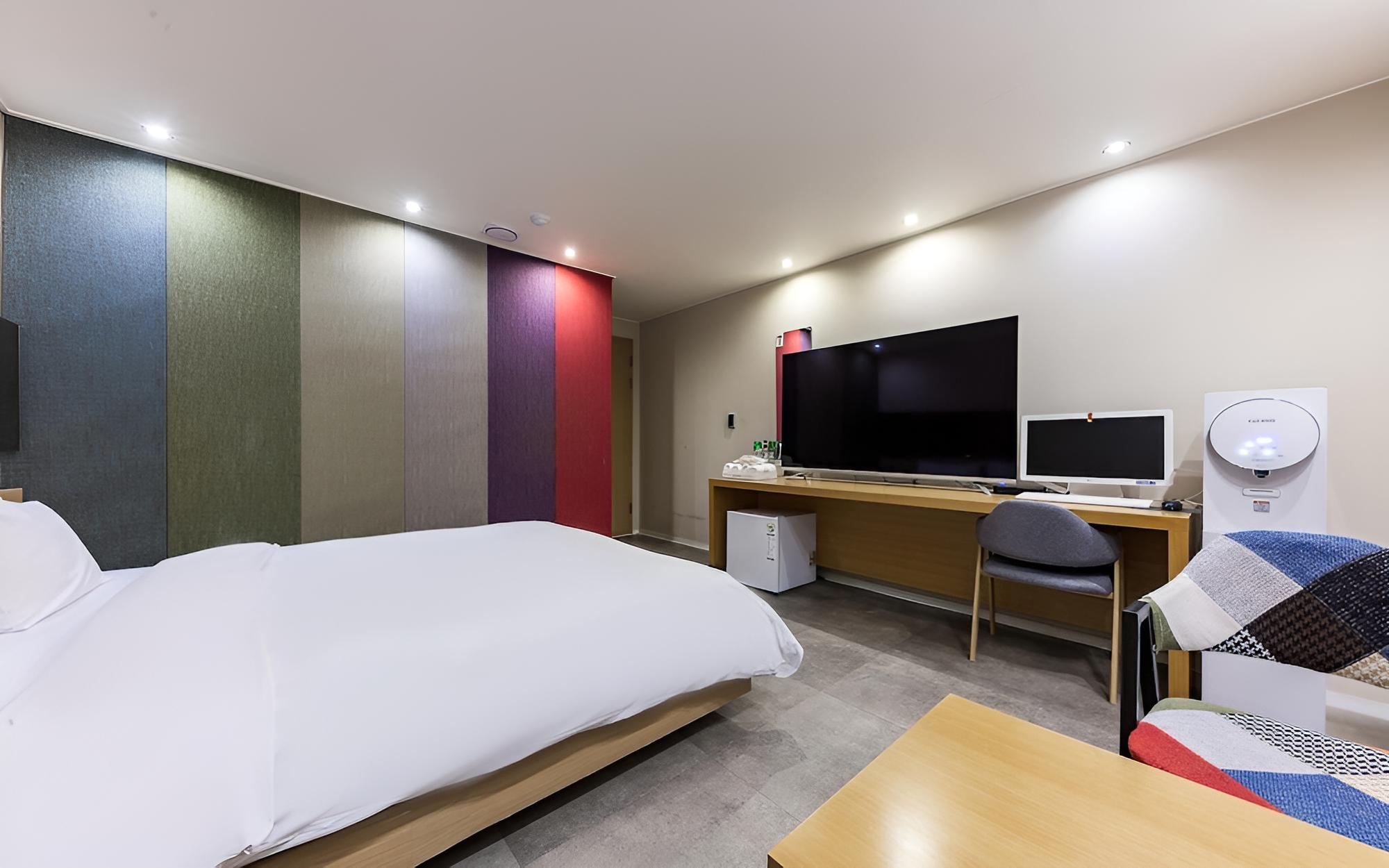 Room (Space (Breakfast corner available Ces)