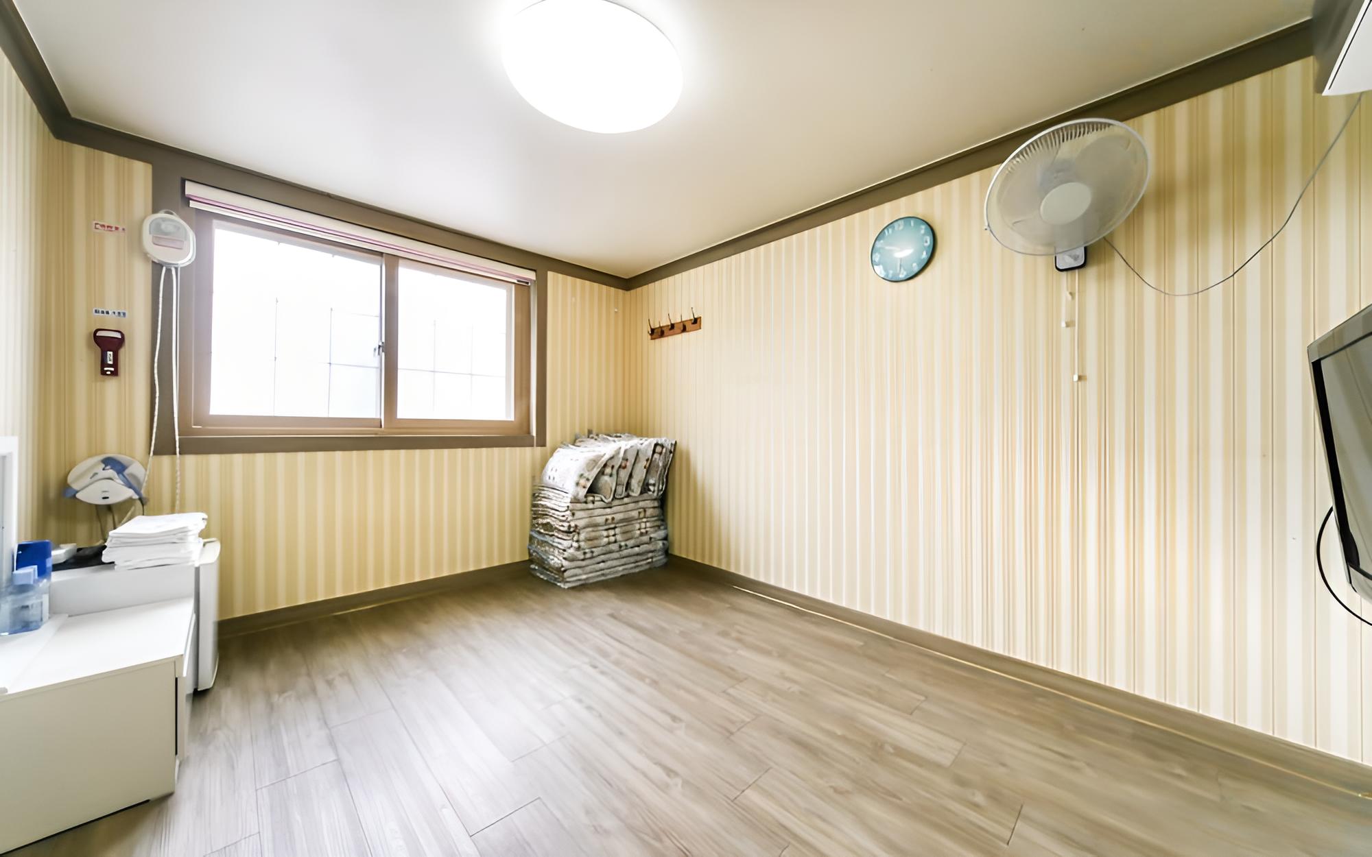 Room (Standard - Random Assignment)
