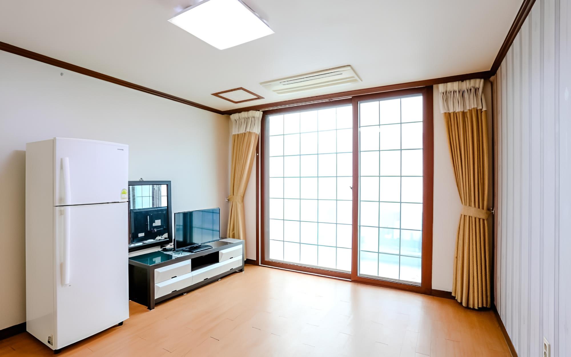 Room (Room 101 (Ondol))