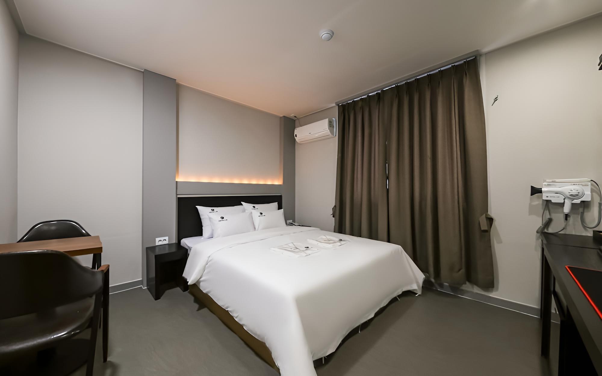 Room (Standard (Netflix available air purif)
