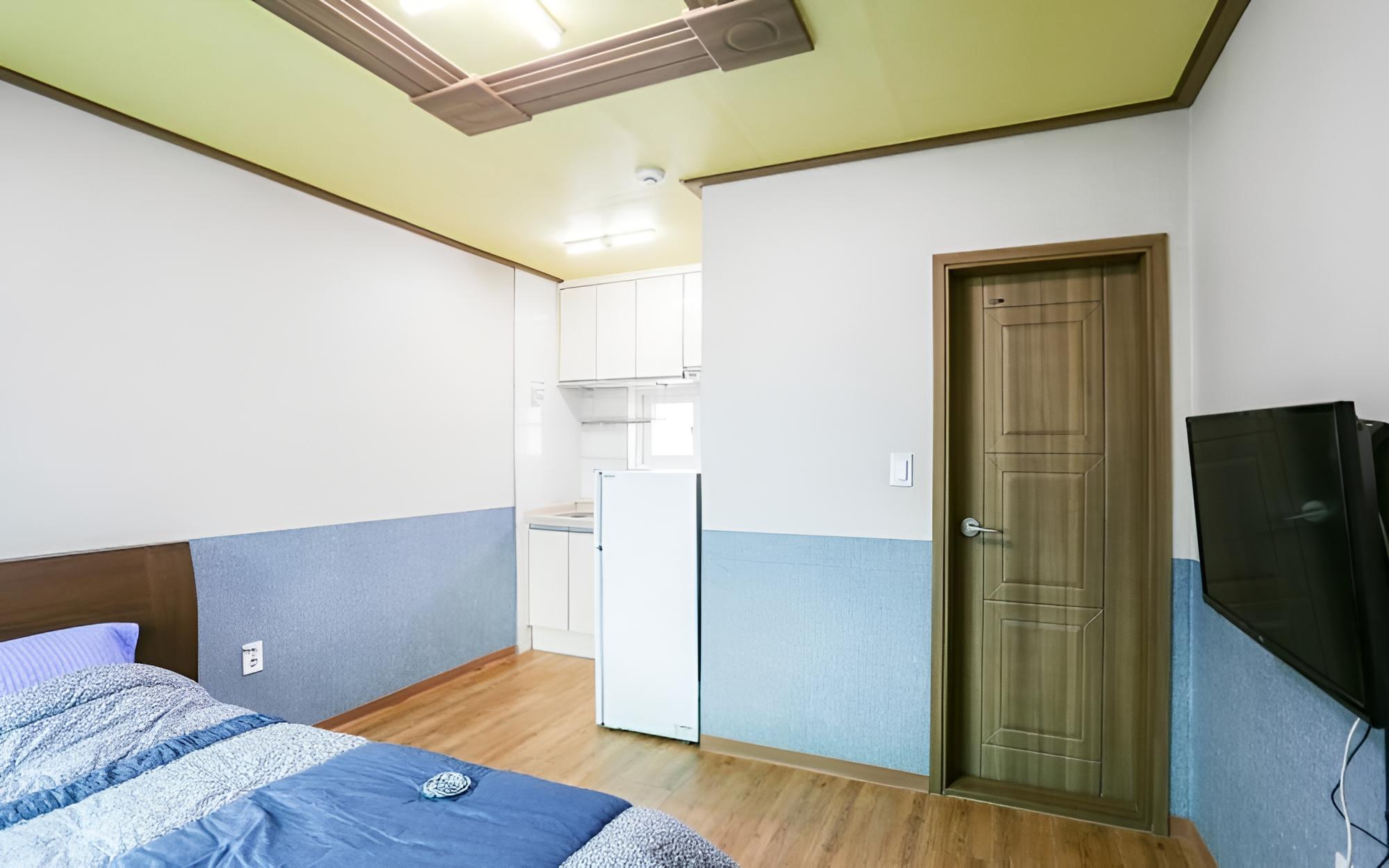 Room (Pine Room 203)