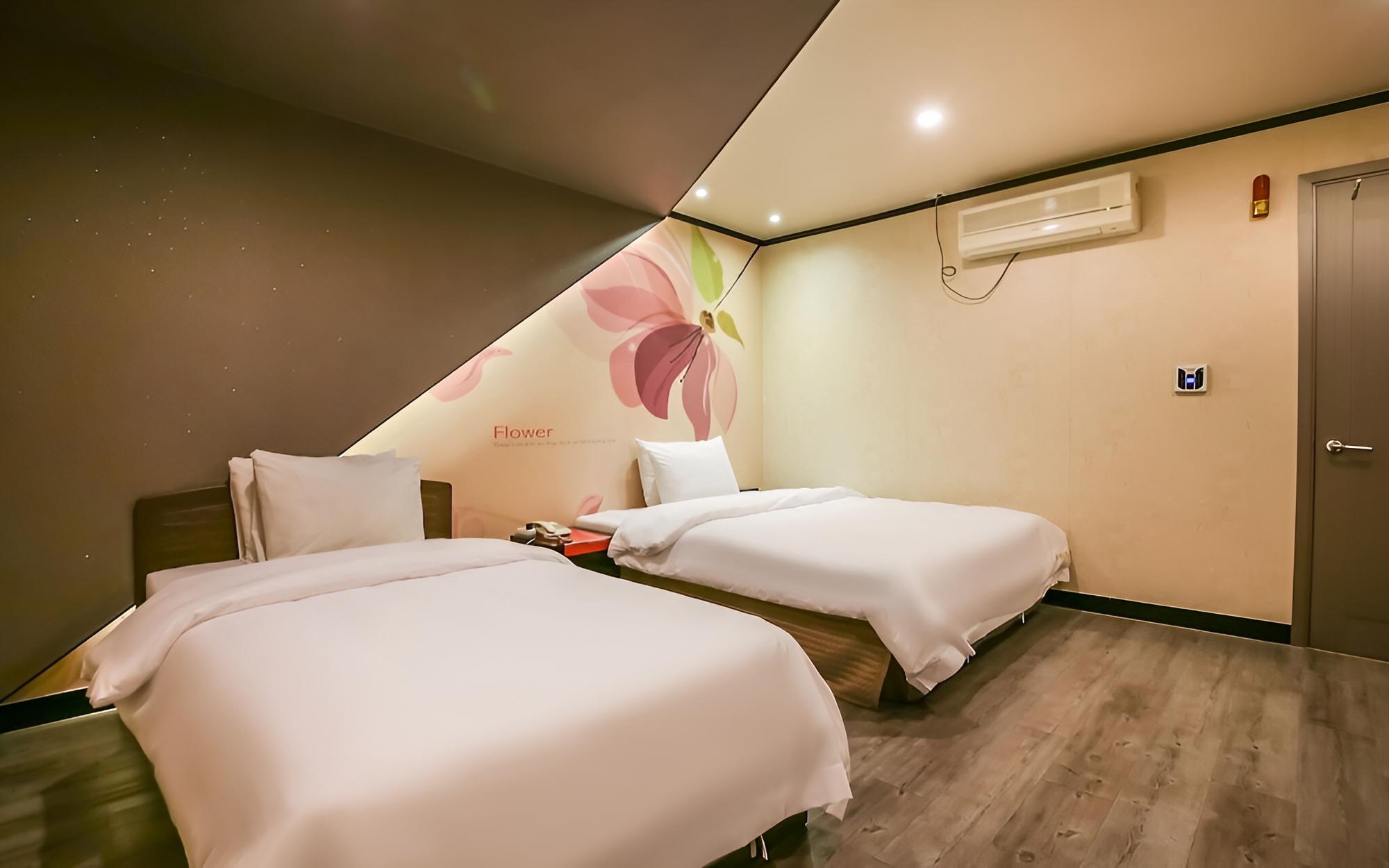 Room (Business Twin (Free Netflix available) photo 3