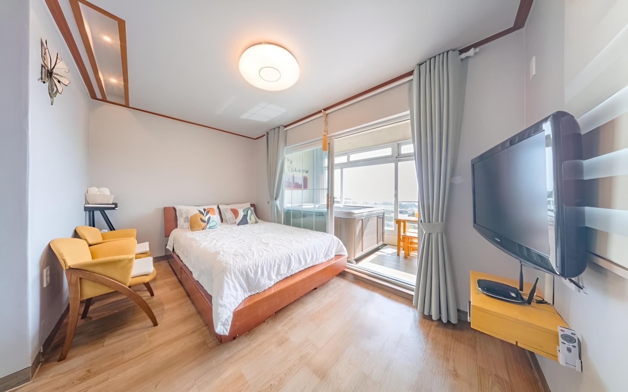 Room (Lime (Spa Private Barbeque))