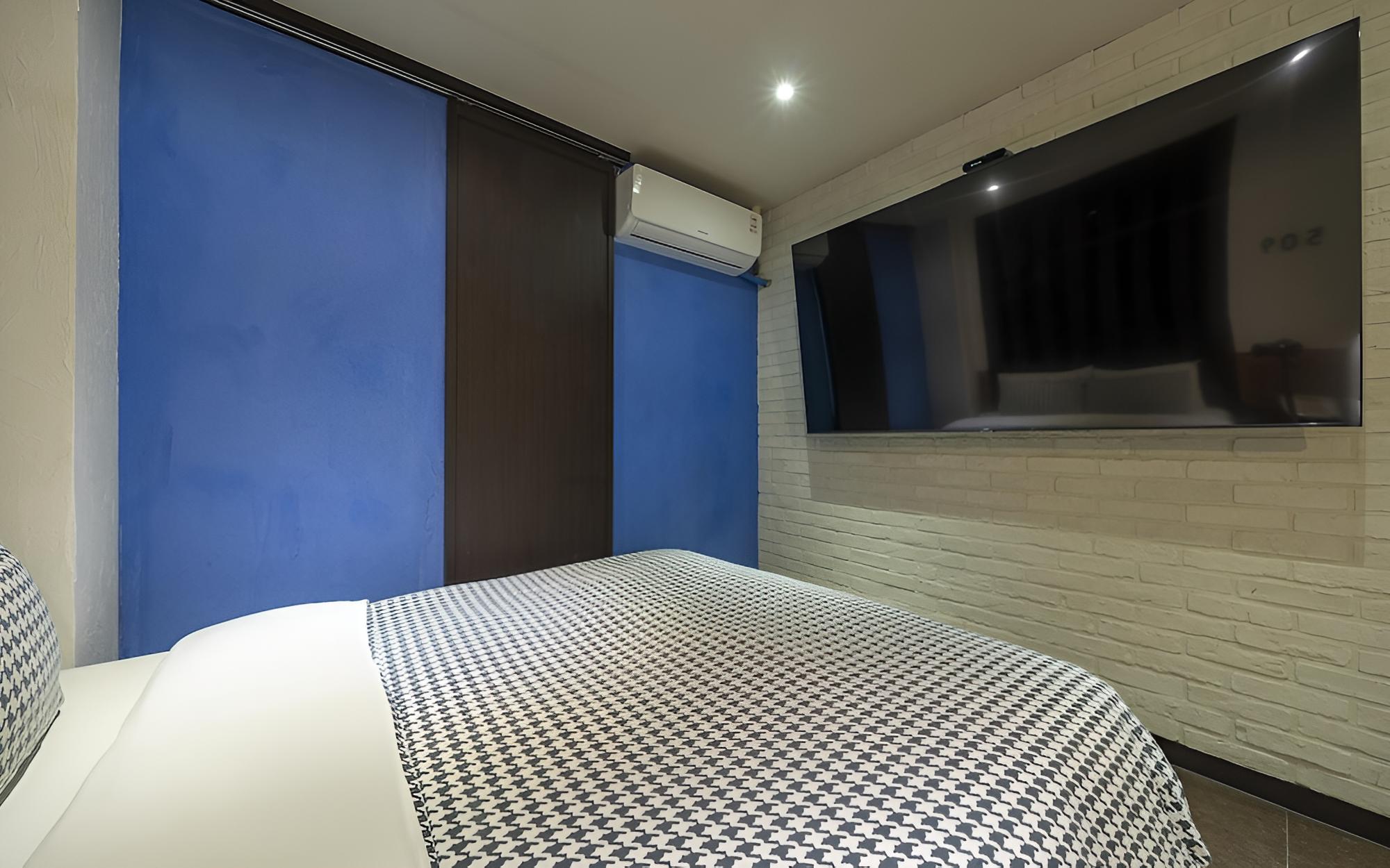Room (Deluxe room A (Samsung 75-inch TV mas)