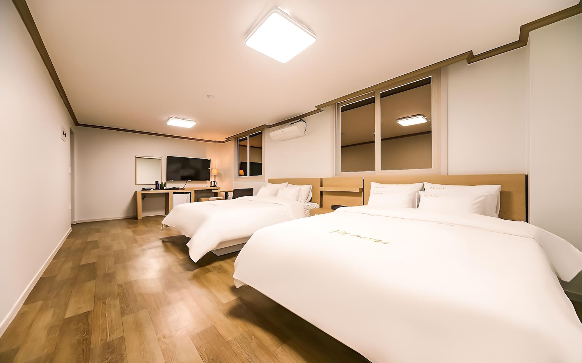 Room (Deluxe twin for 4 people (hotel latex) - Photo 9