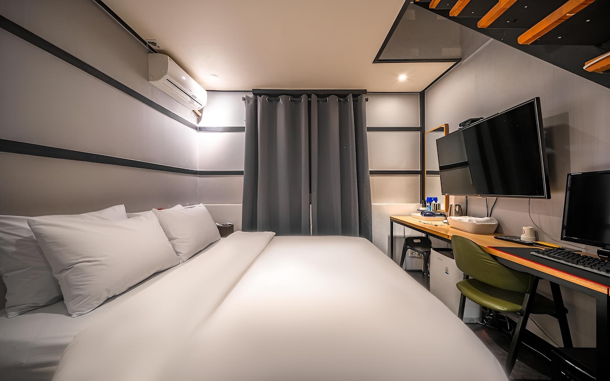 Room (VIP duplex - party room (dining table) photo 1