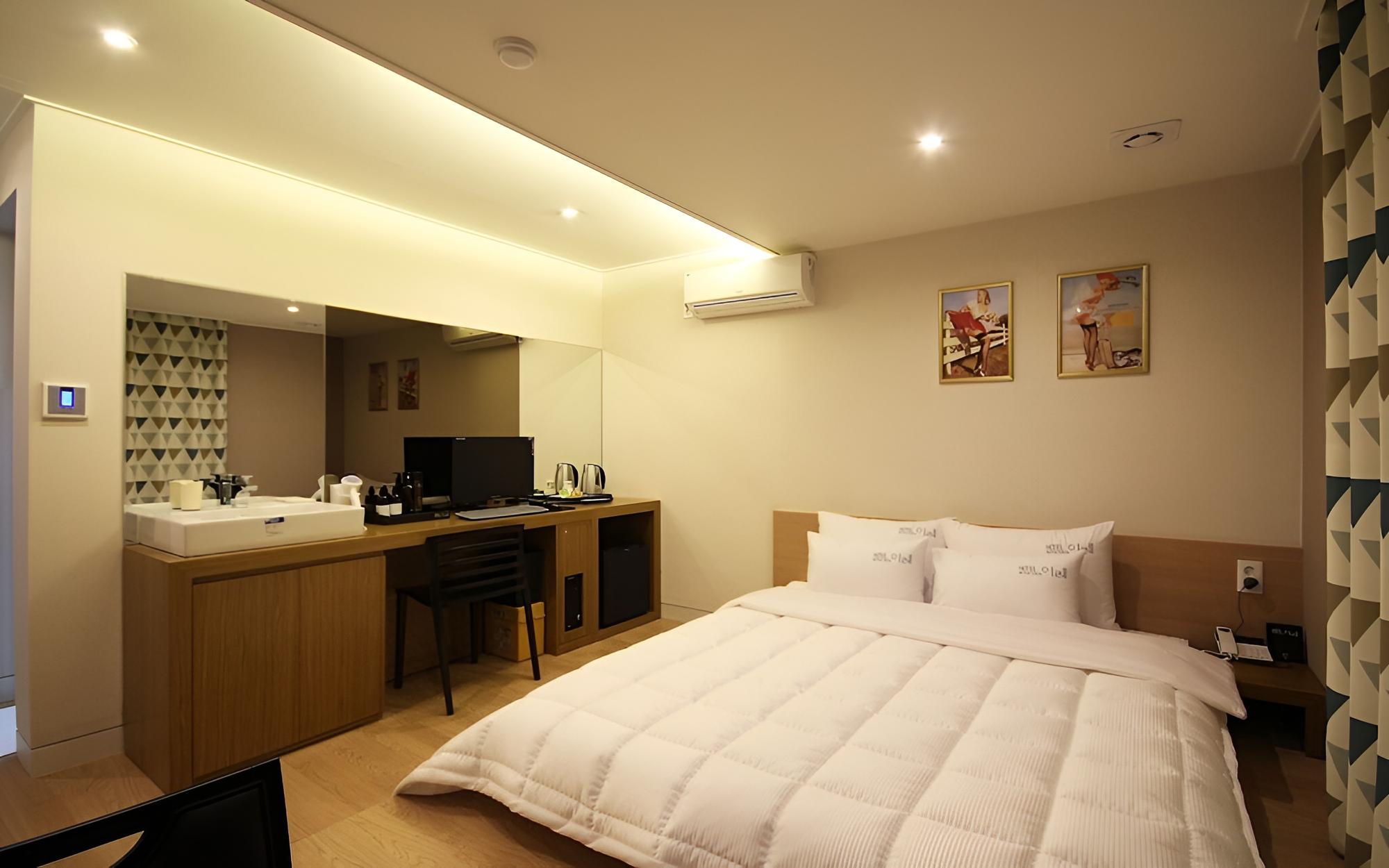 Room (Non-smoking room - Consecutive nights) - Photo 5