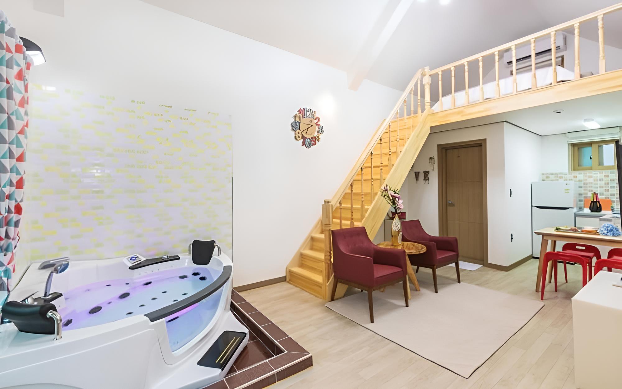 Room (205 Peach (Spa Duplex)) - Photo 2