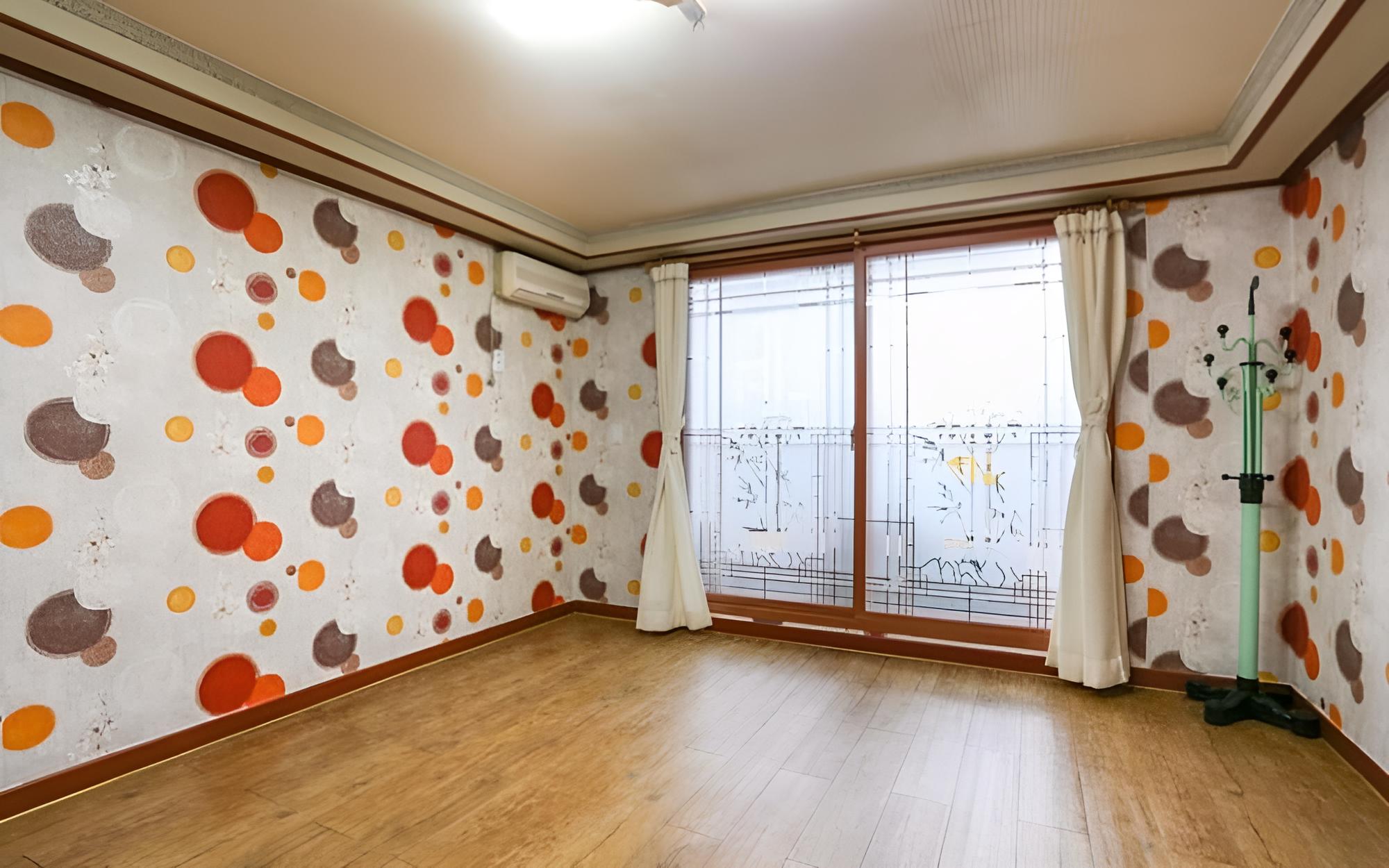 Room (Room 203)