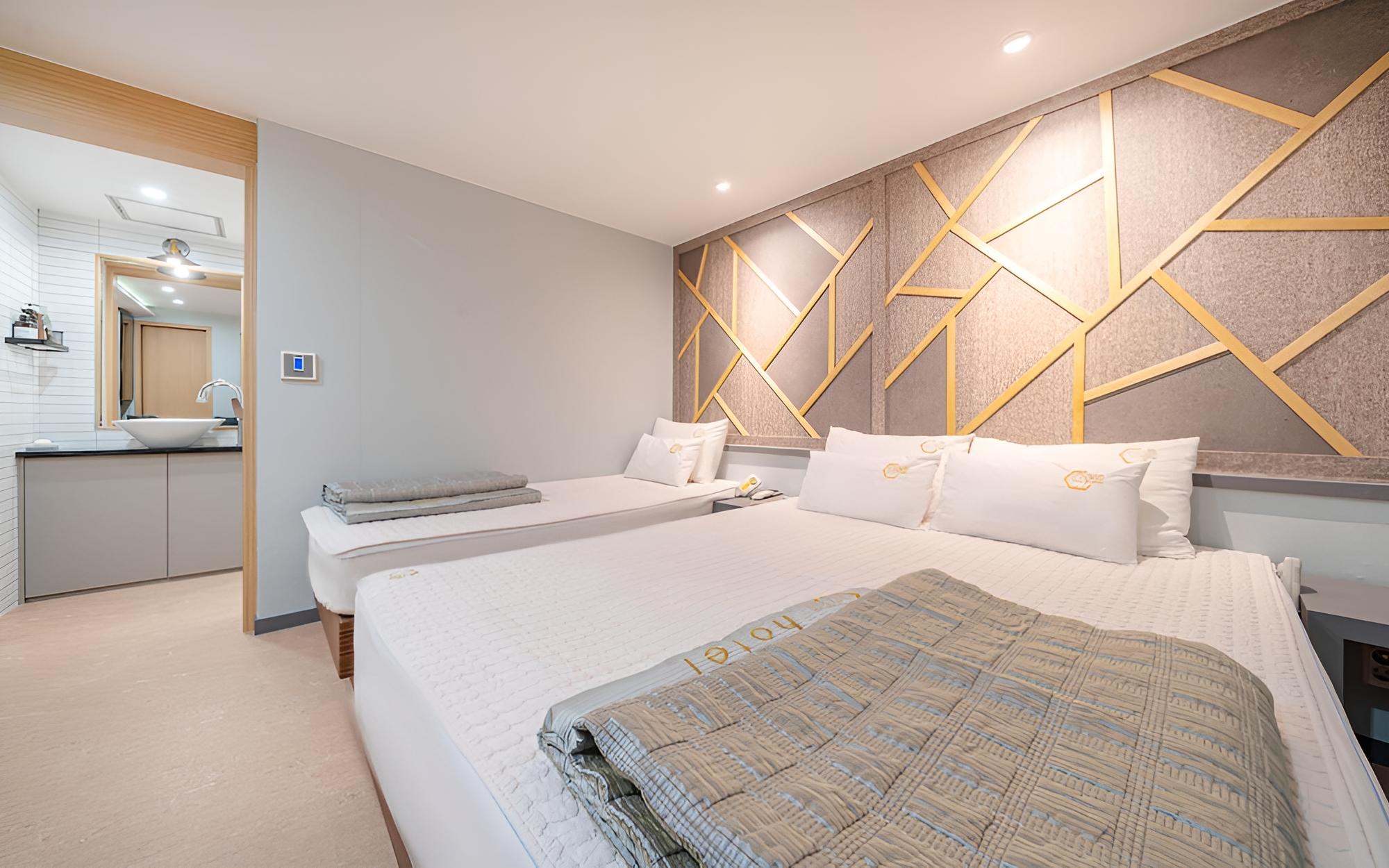 Room (Twin (Random provision of room + Netf)
