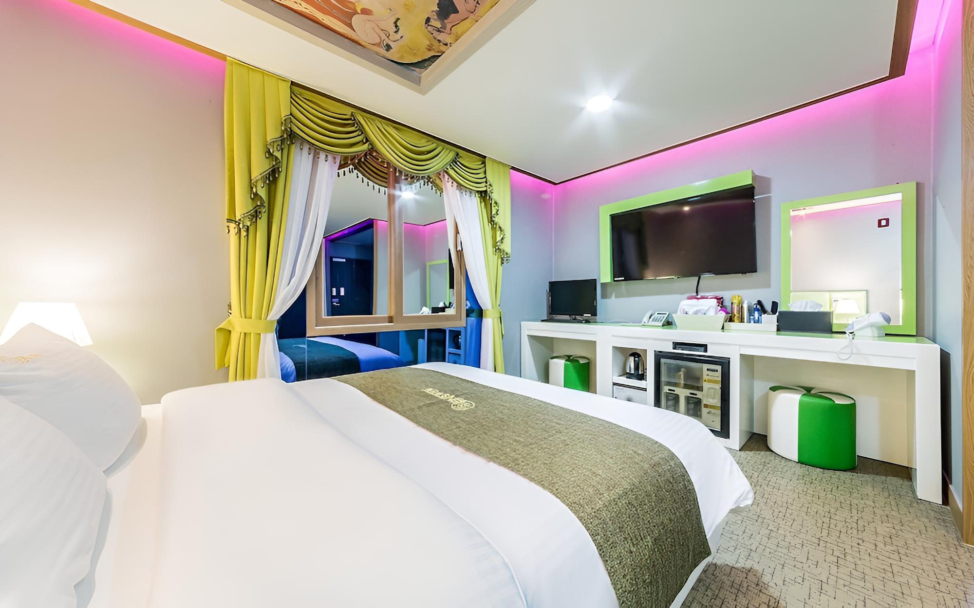 Room (Gold (sky window / bathtub))