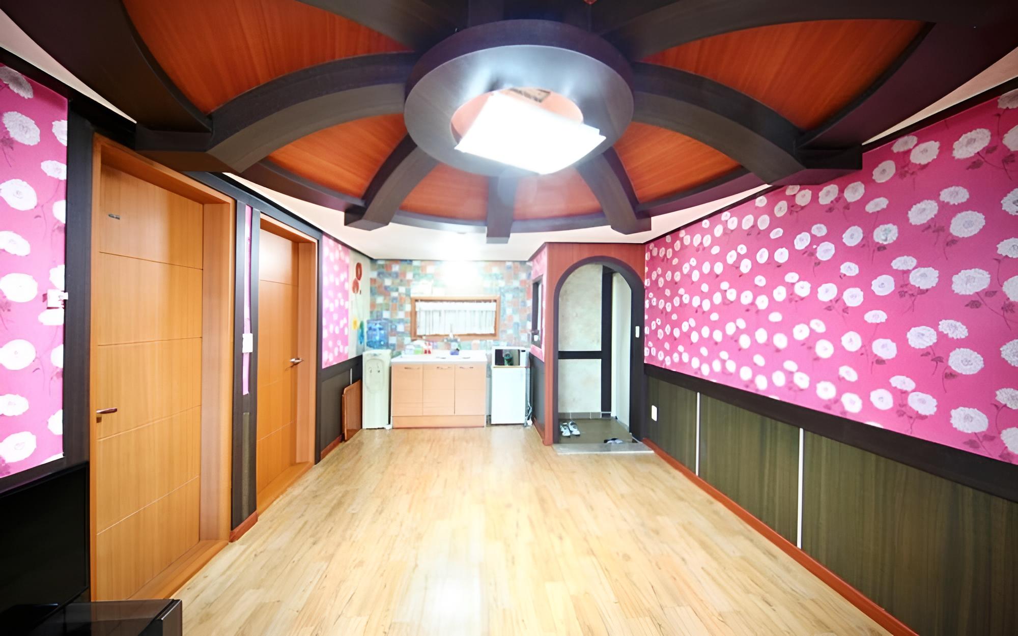 Room (Bow 101)