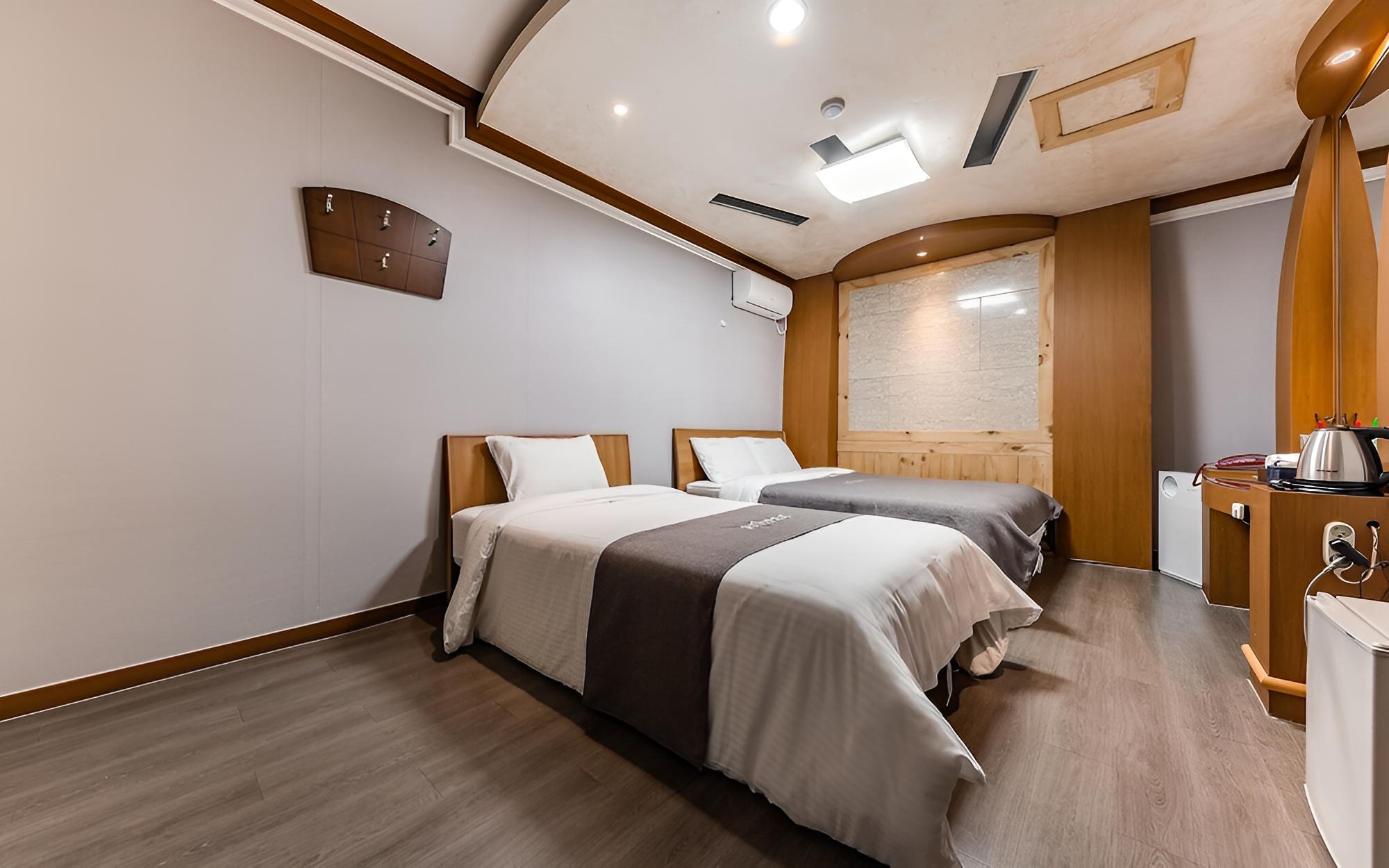 Room (Twin)
