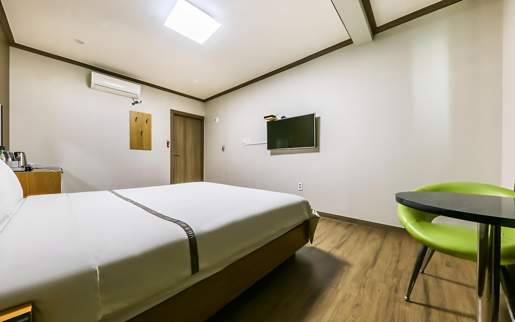 Room (Deluxe Double) - Photo 4