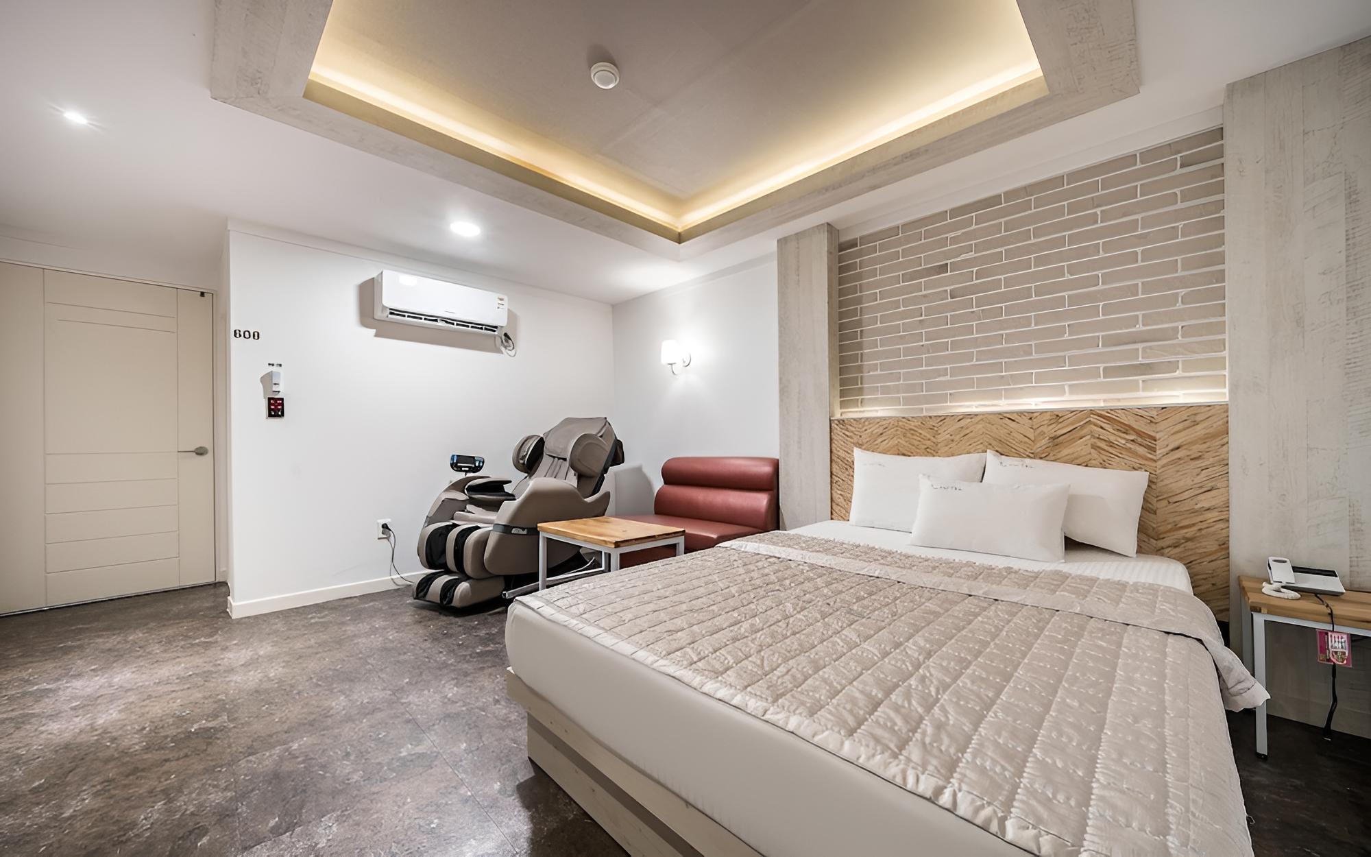 Room (Suite A (Massage Chair/Standard Batht) photo 2