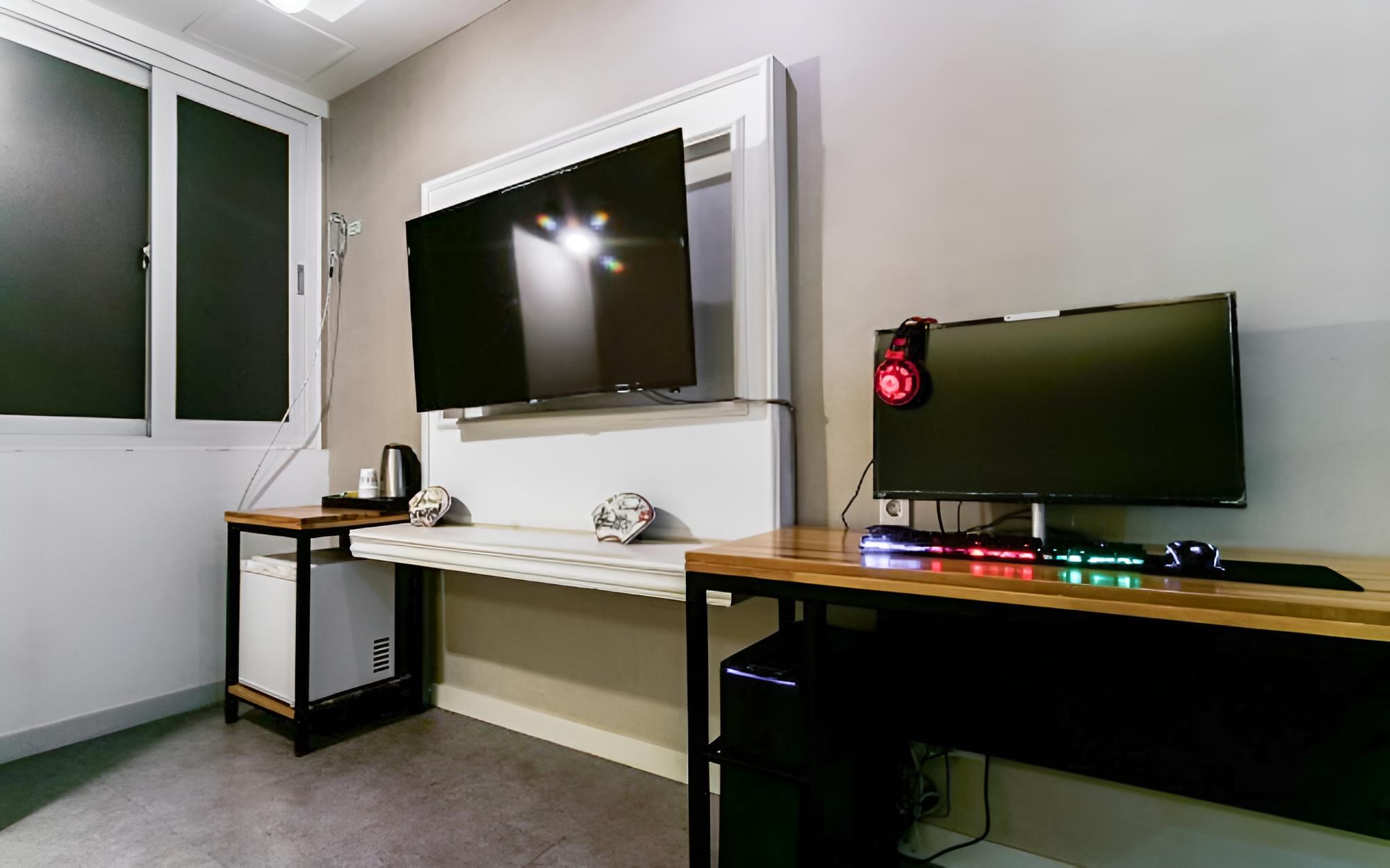 Room (High-end PC (random assignment within)