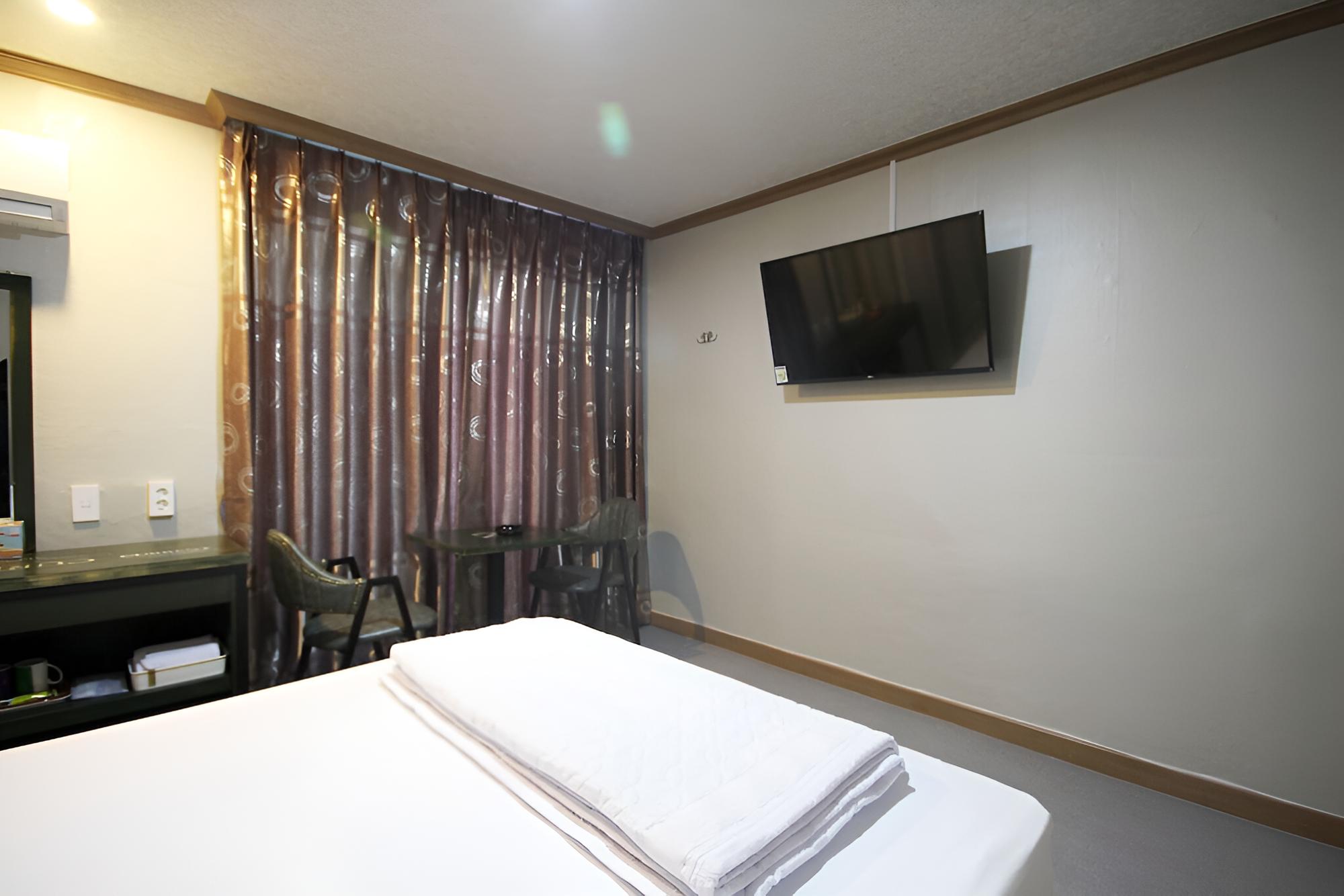 Room (Standard Room) - Photo 13