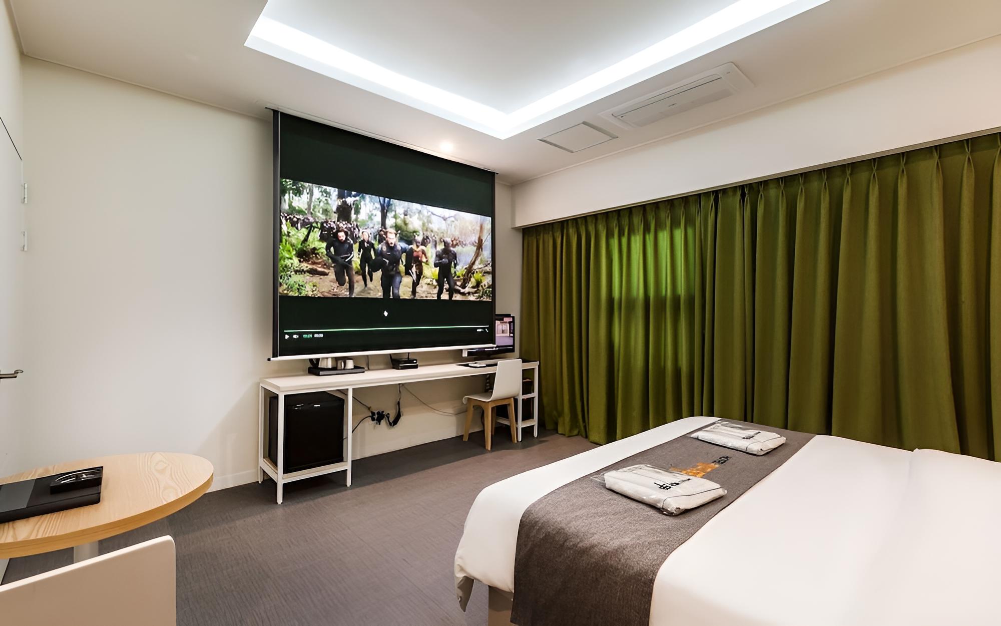 Room (Mini Cinema (Beam projector100inscree)