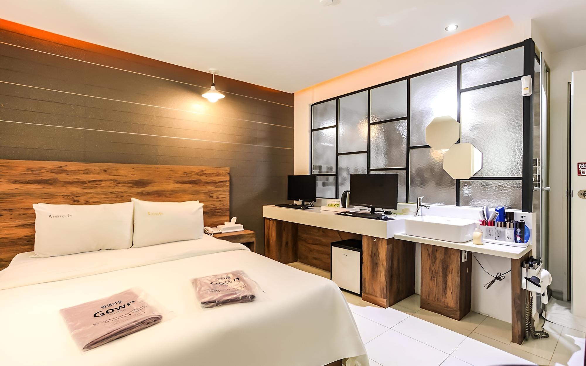 Room (Suite (square bed/Netflix/YouTube vie) - Photo 4