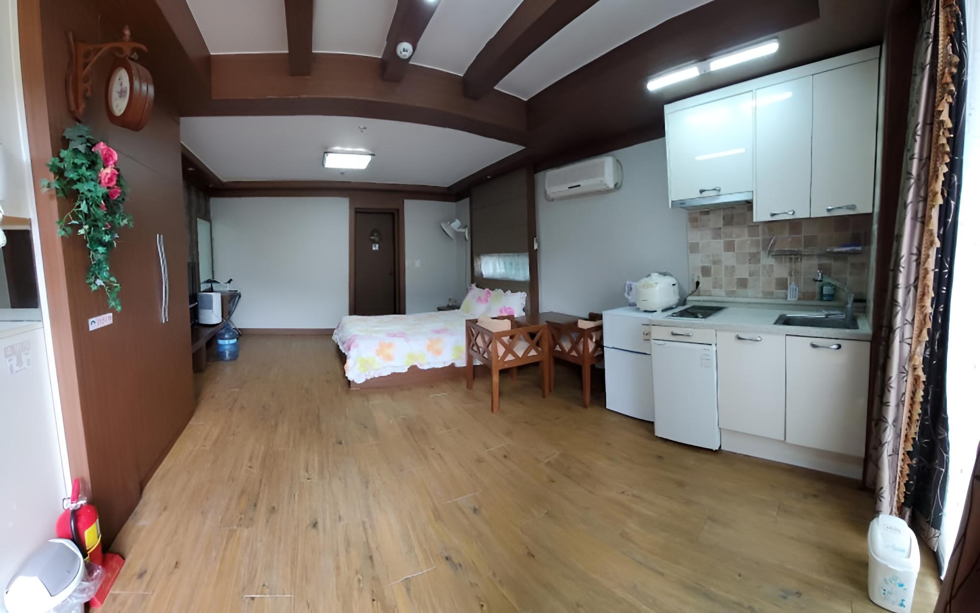 Room (Hee)