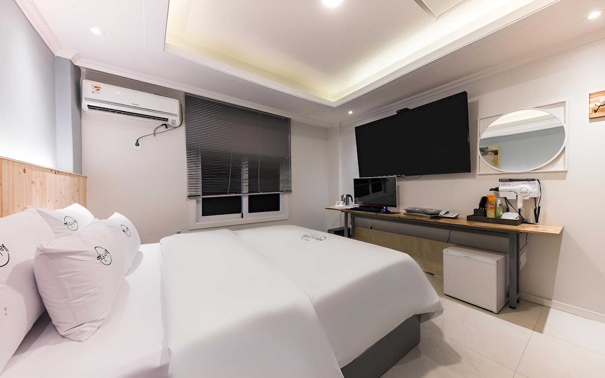 Room (Standard (TV Netflix Bidet)) - Photo 7