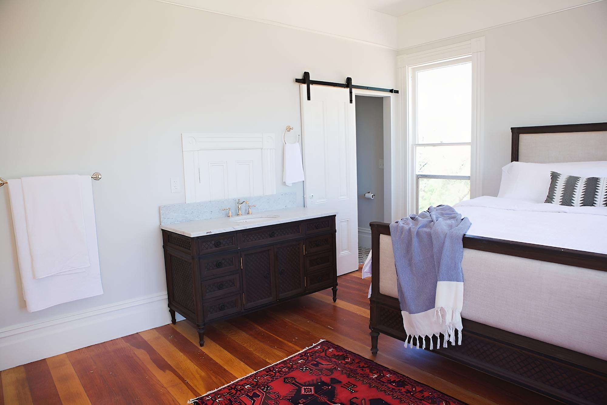 Deluxe King Suite