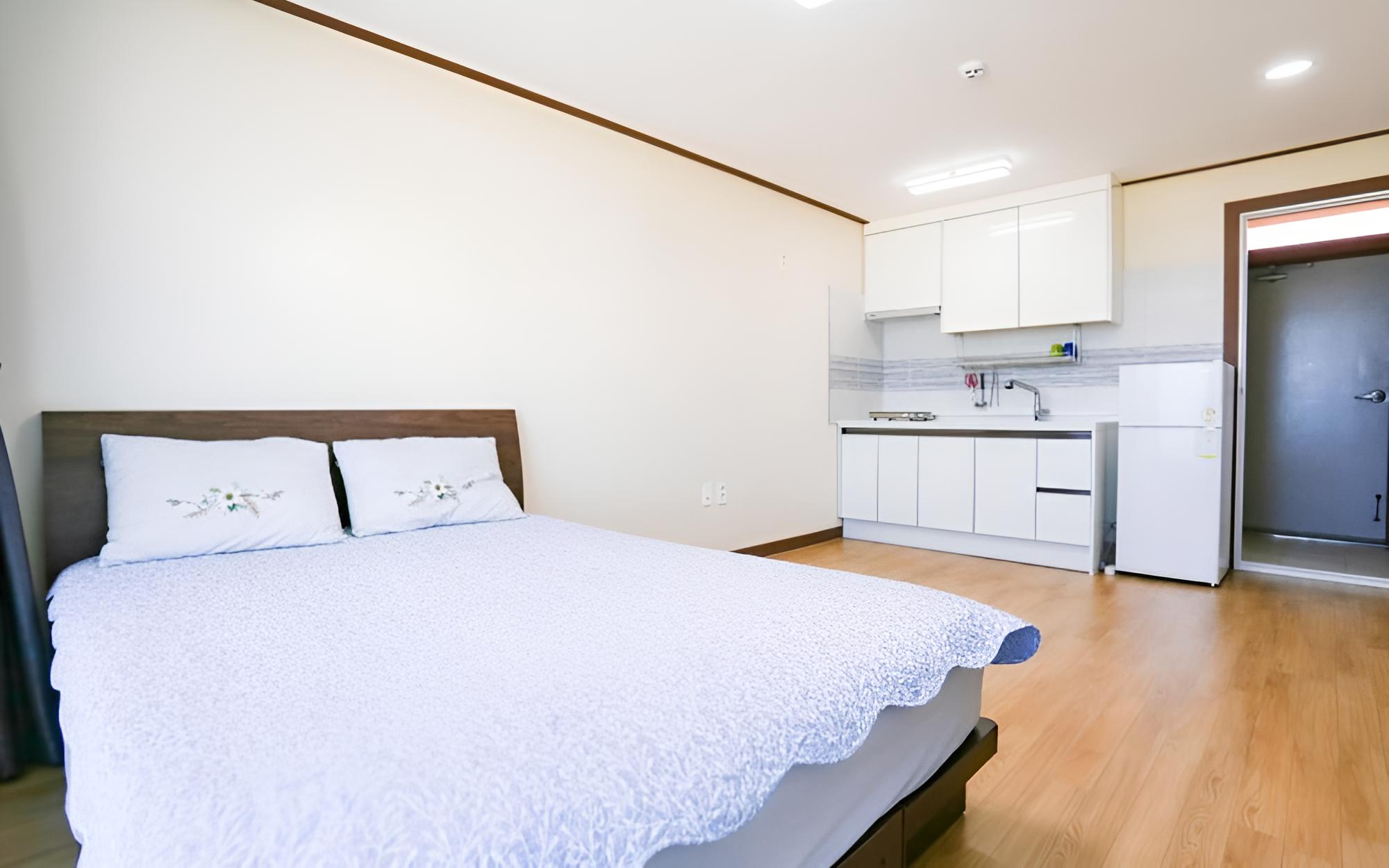 Room (Couple Room 204 (Unshared House))