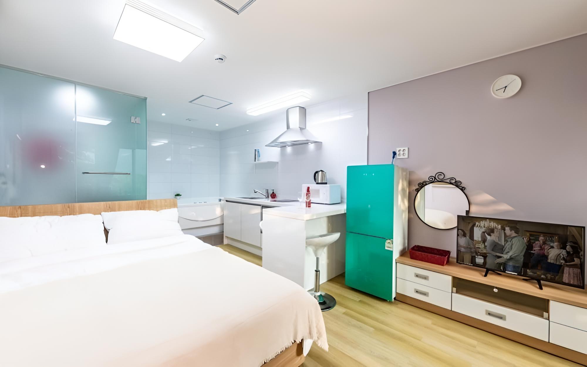 Room (Modern 101 (Spa Private BBQ))