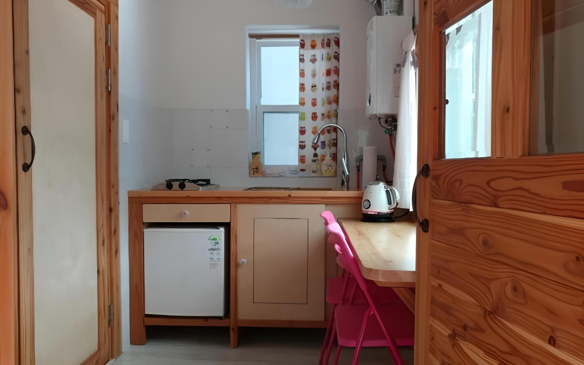Room (White)