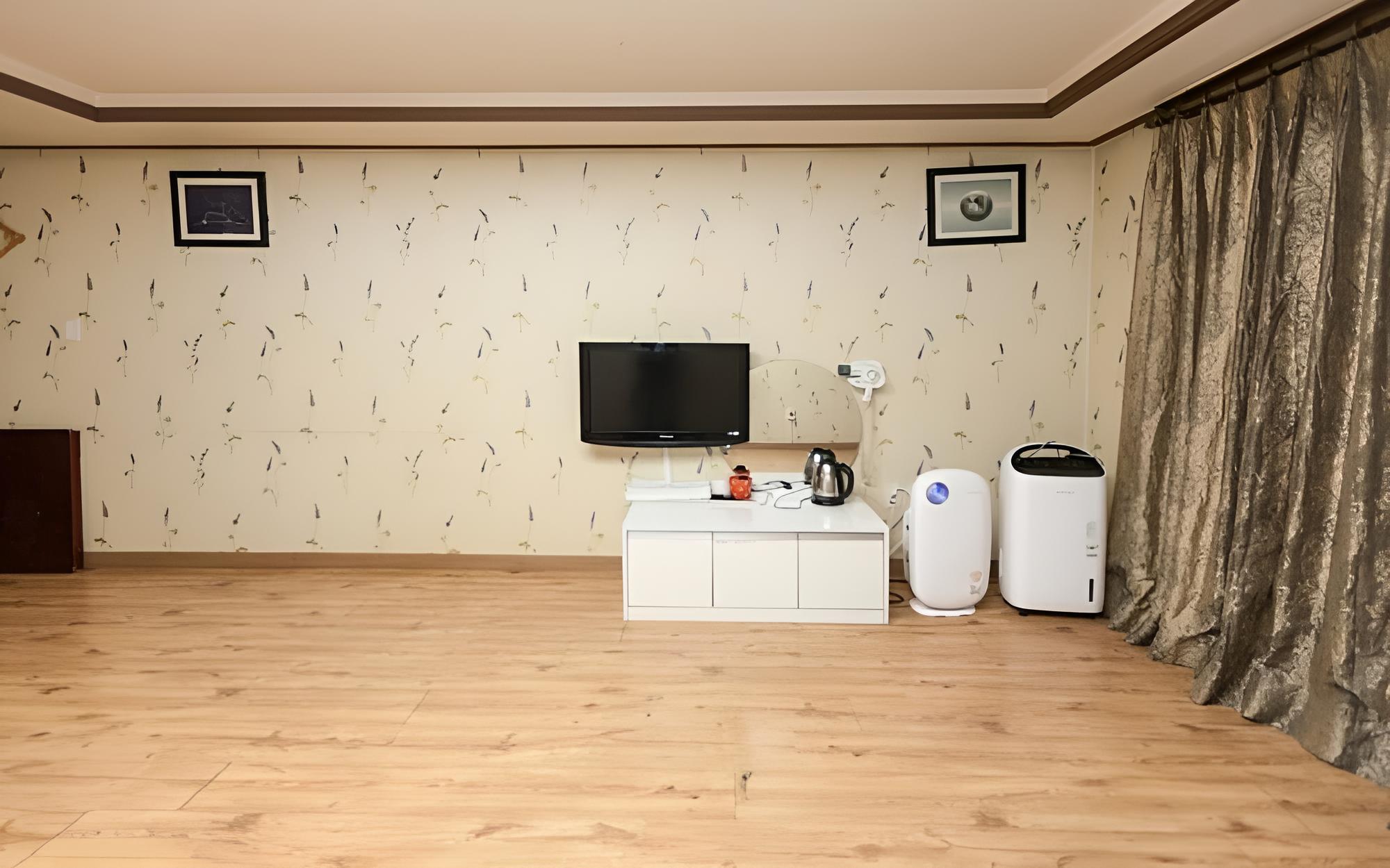 Room (Operation 101 (bedroom))