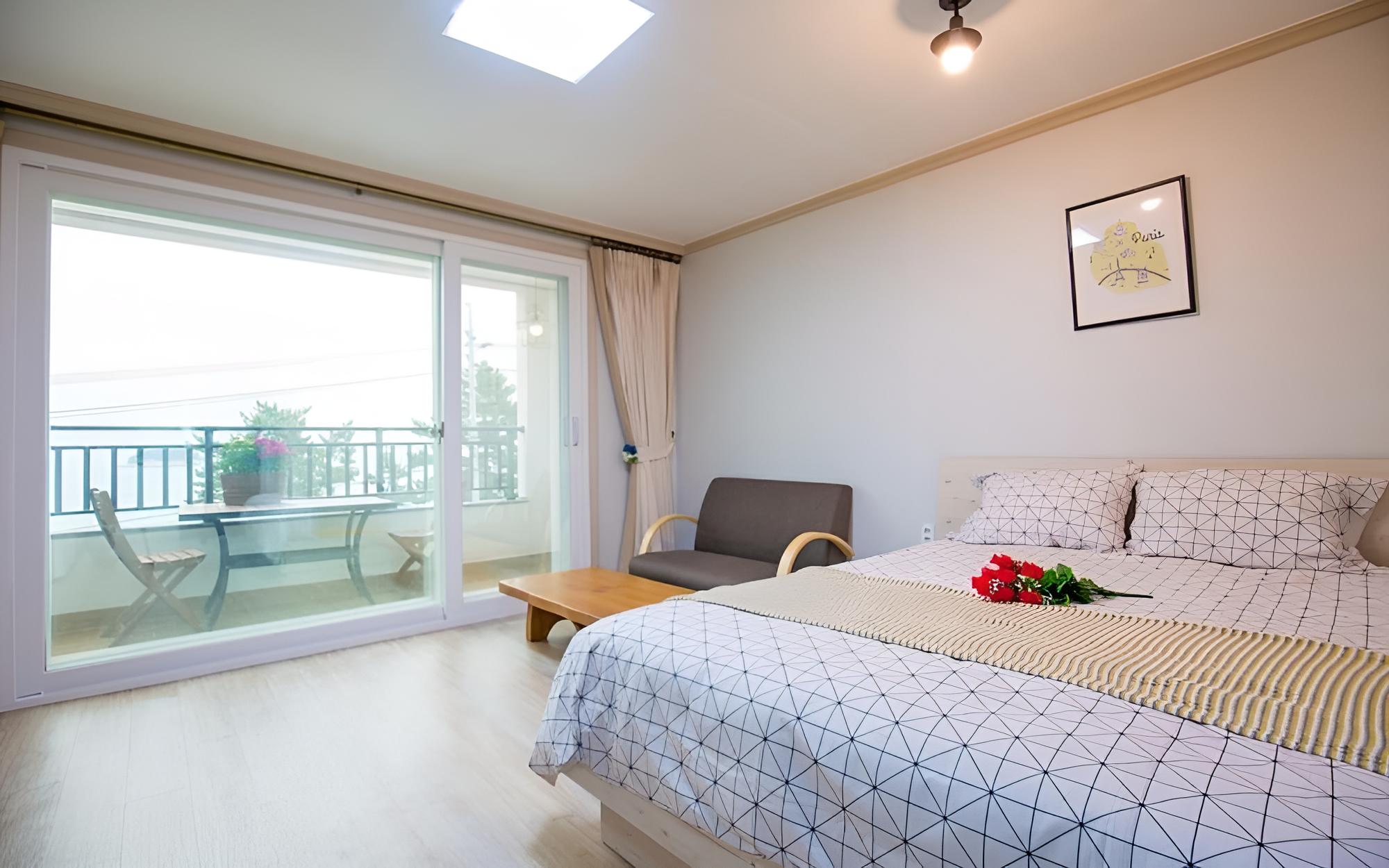 Room (No 202 (2F)) photo 2