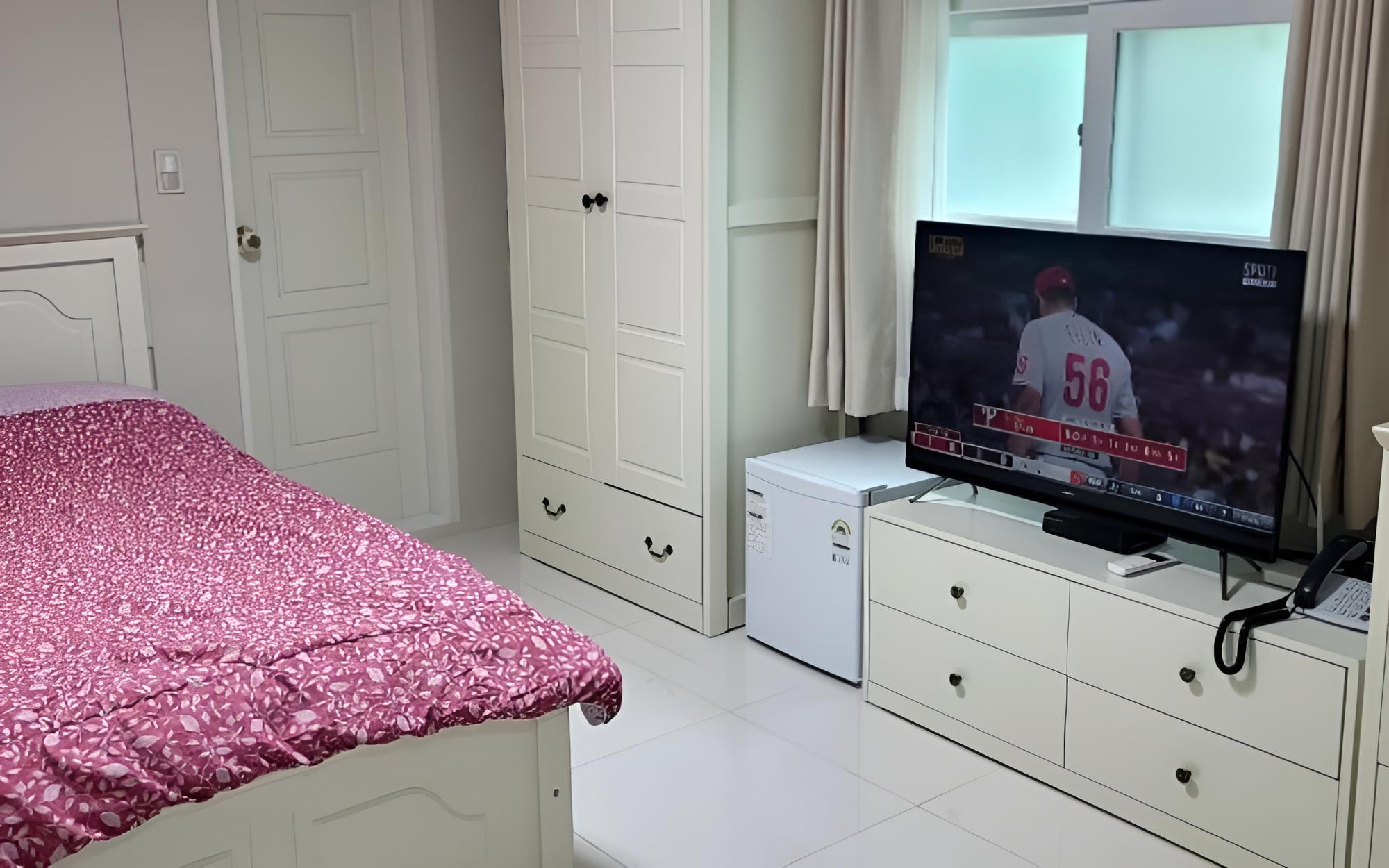 Room (Room 201)