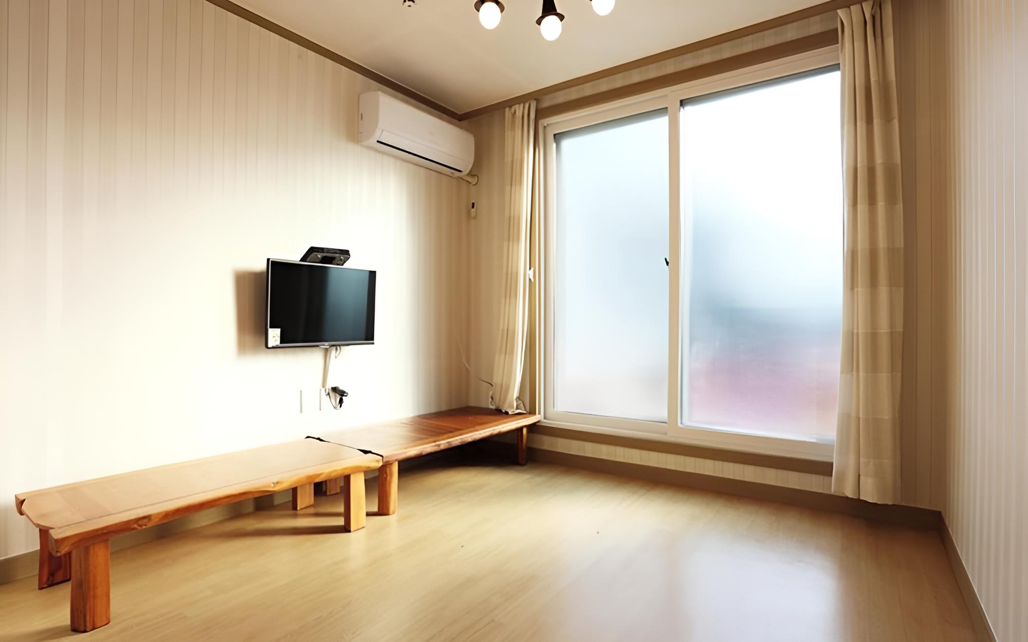 Room (Pink Rose 1)