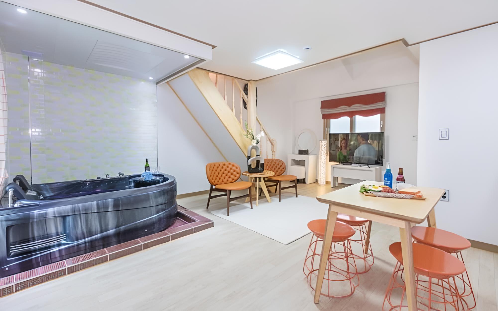 Room (101 Orange (Spa Duplex))
