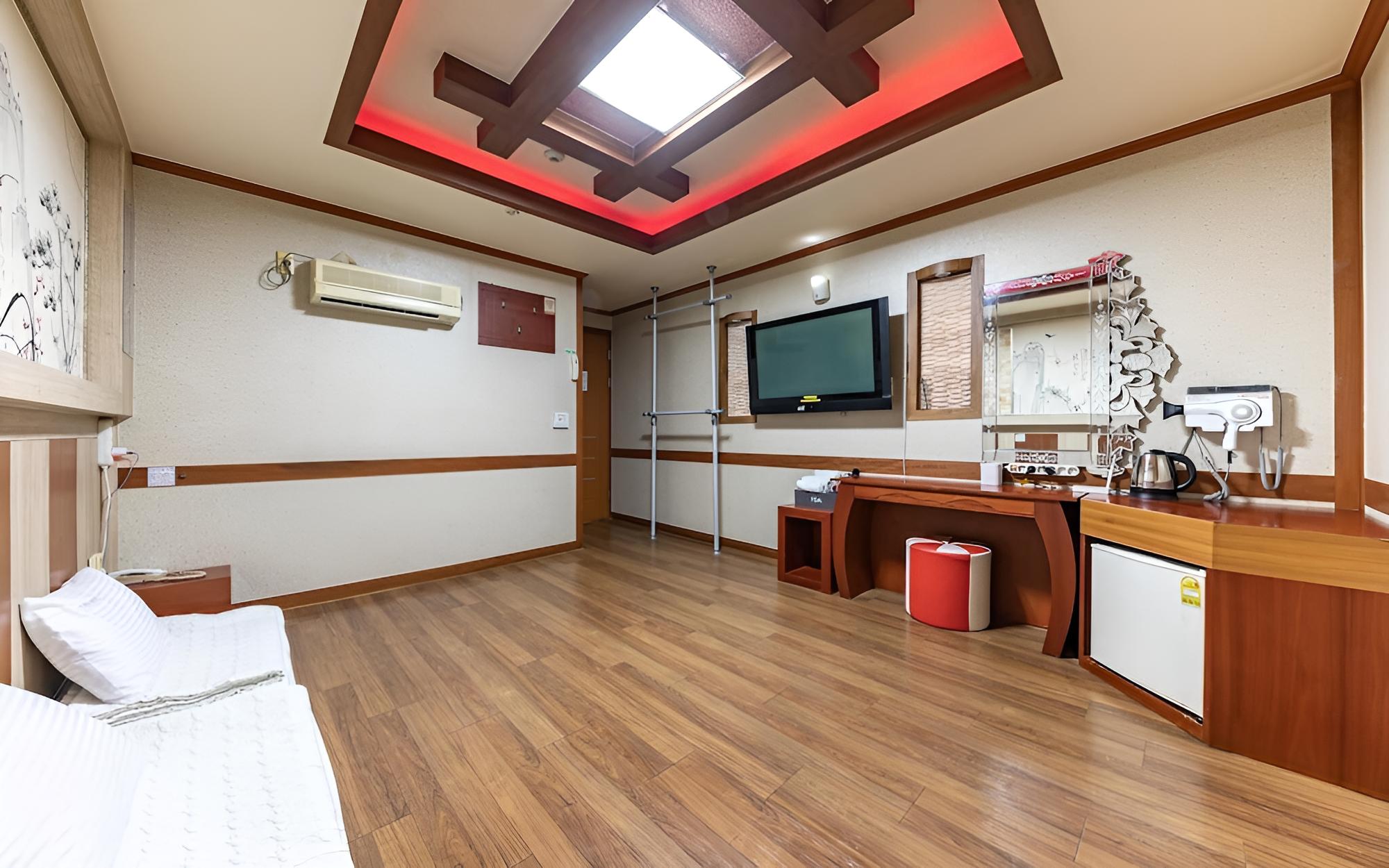 Room (Ondol Room (Netflix PC Bathtub))