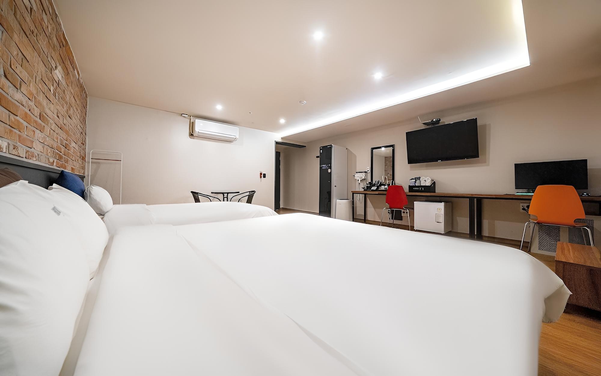 Room (VIP Room-Body Friend Massage Chair (N) - Photo 1