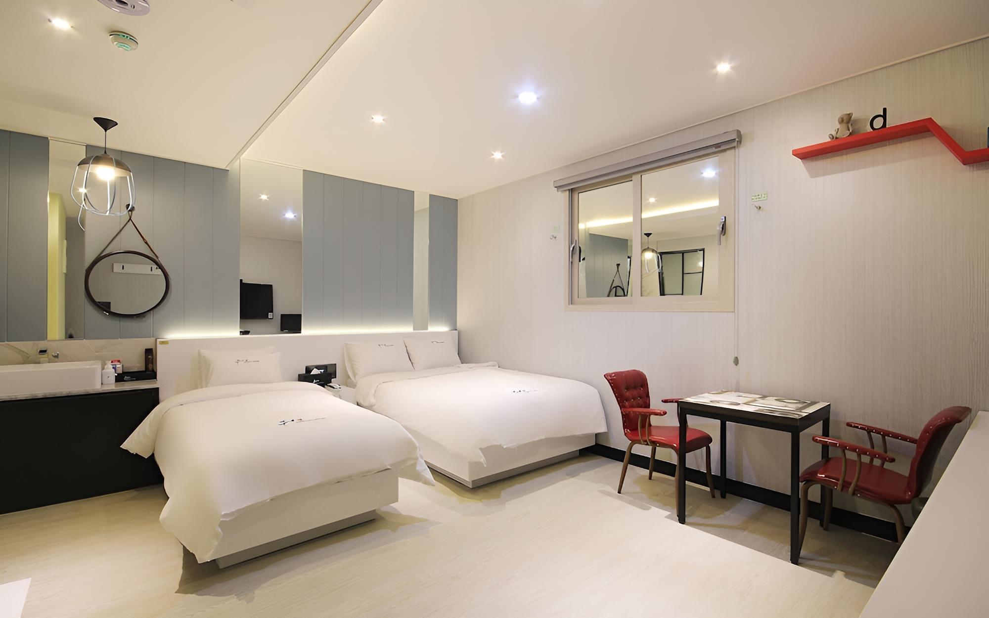 Room (Twin)