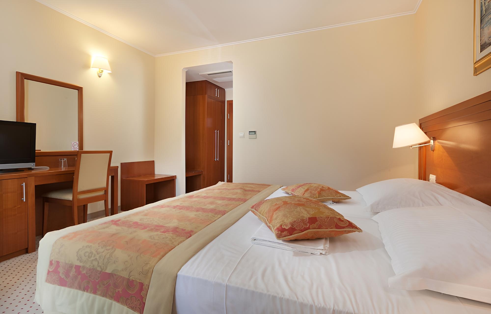 Standard Double Room, Partial Sea View