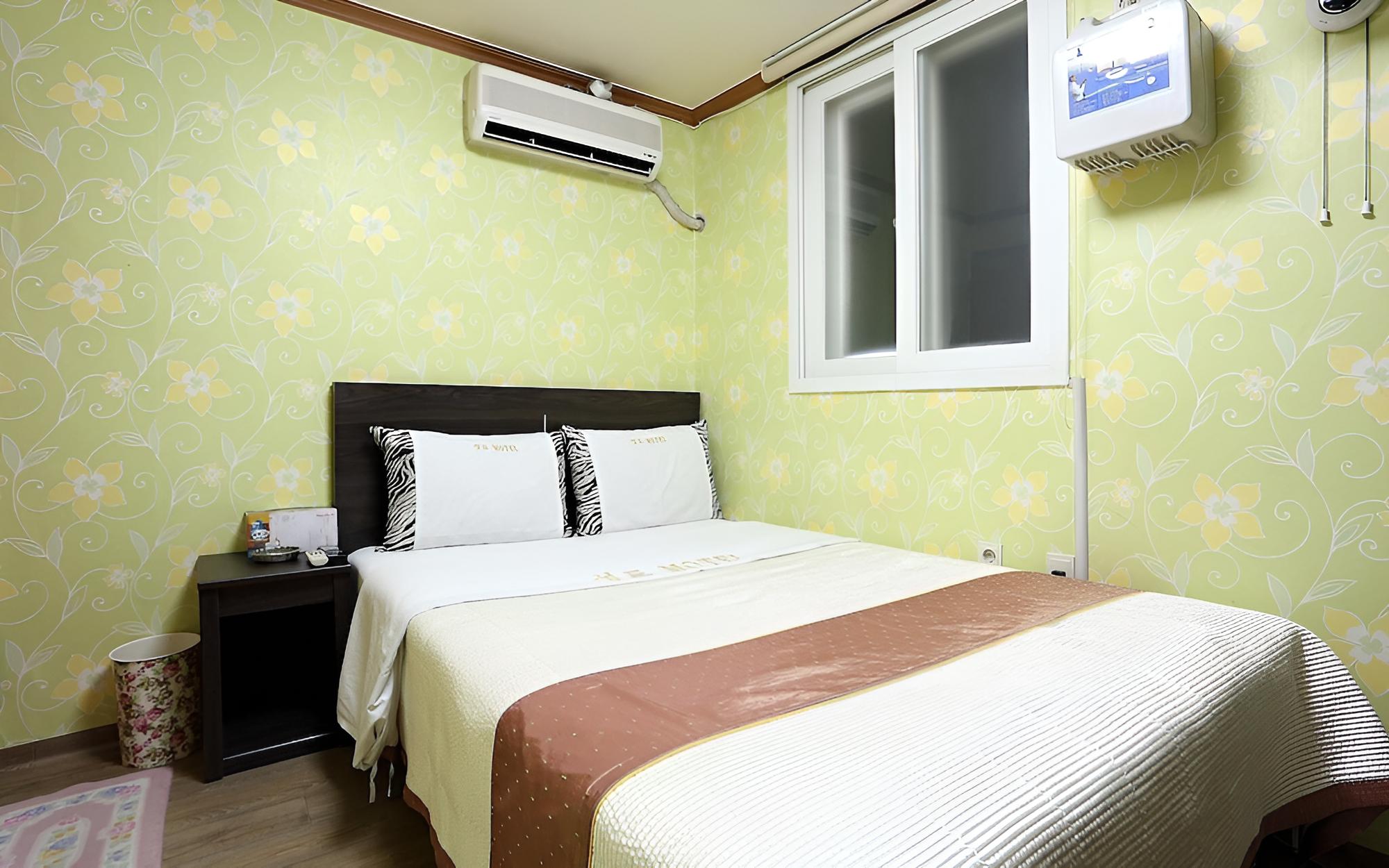 Room (Standard room (No parking/ No PC/ No )