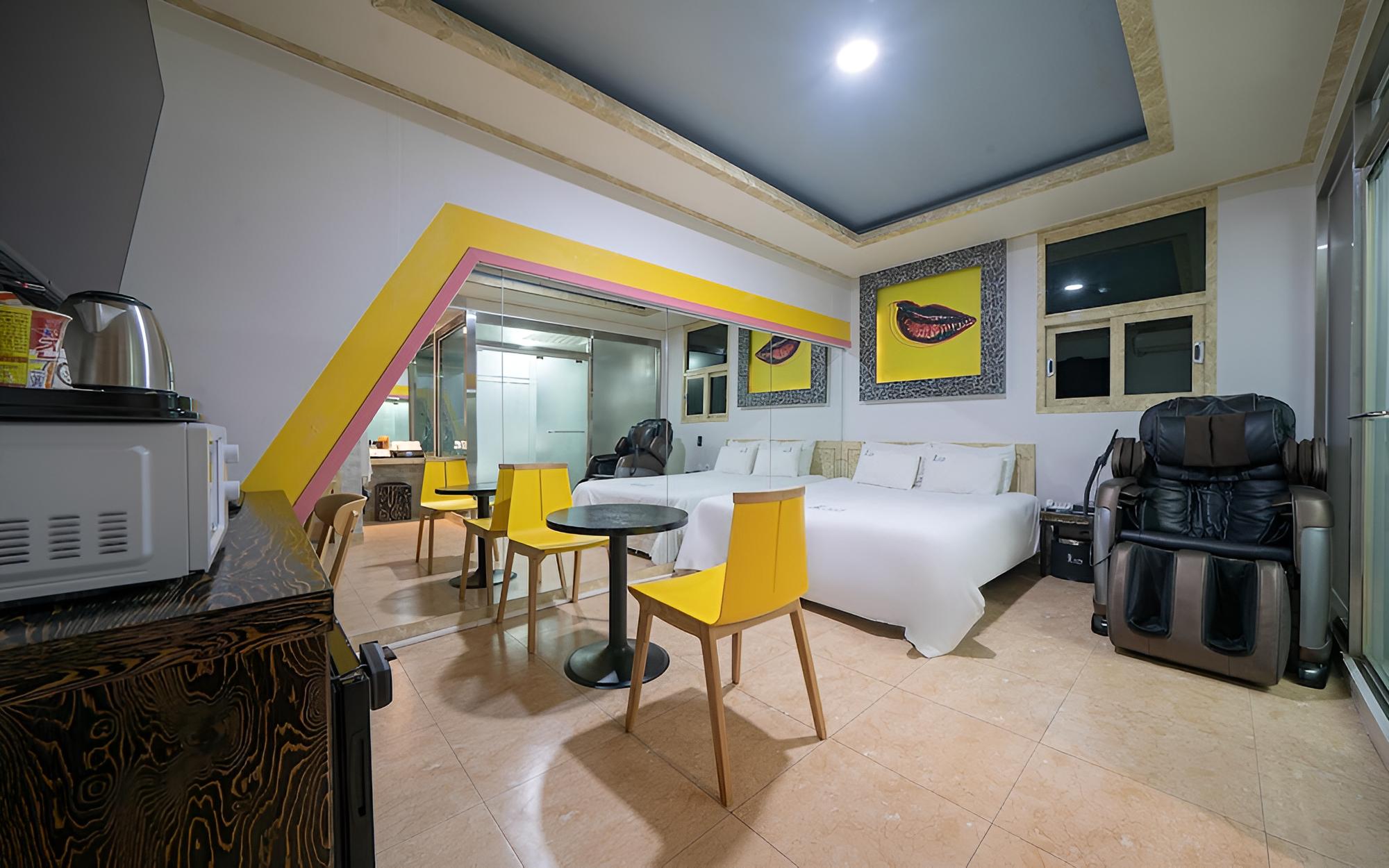 Room (Specials (electronic Dongvide high-en)