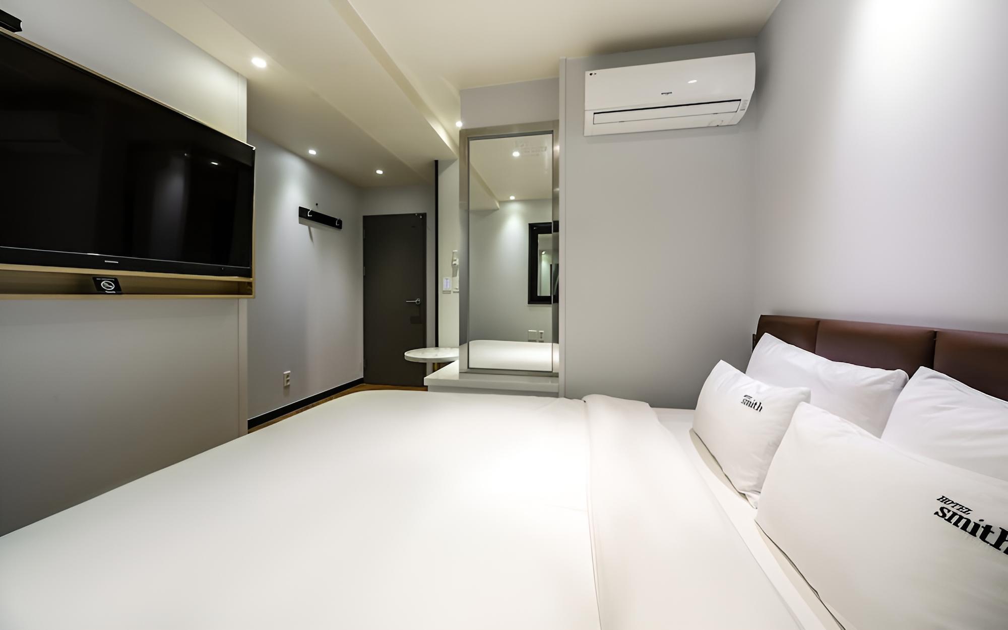Room (Deluxe (latest movie bathtub))