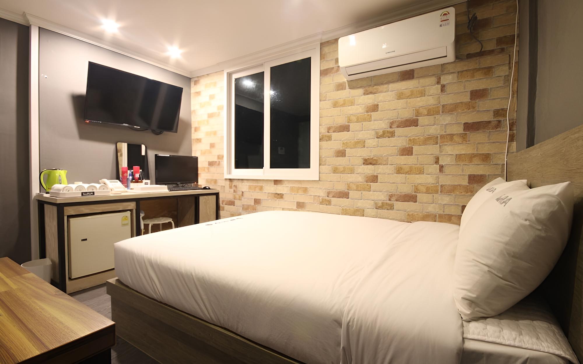 Room (Standard Room) - Photo 4
