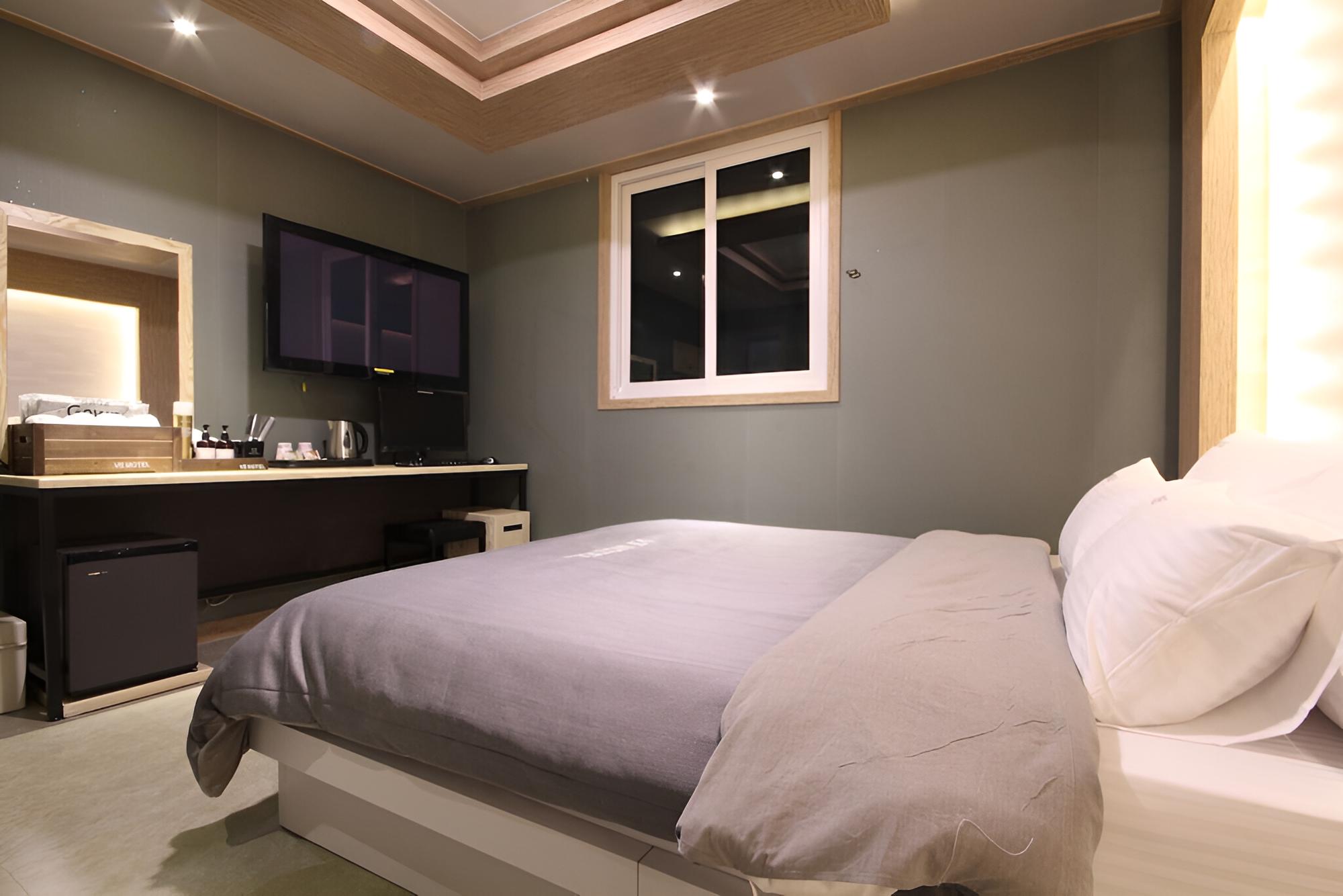 Room (Semi-private room (100% sterilization)