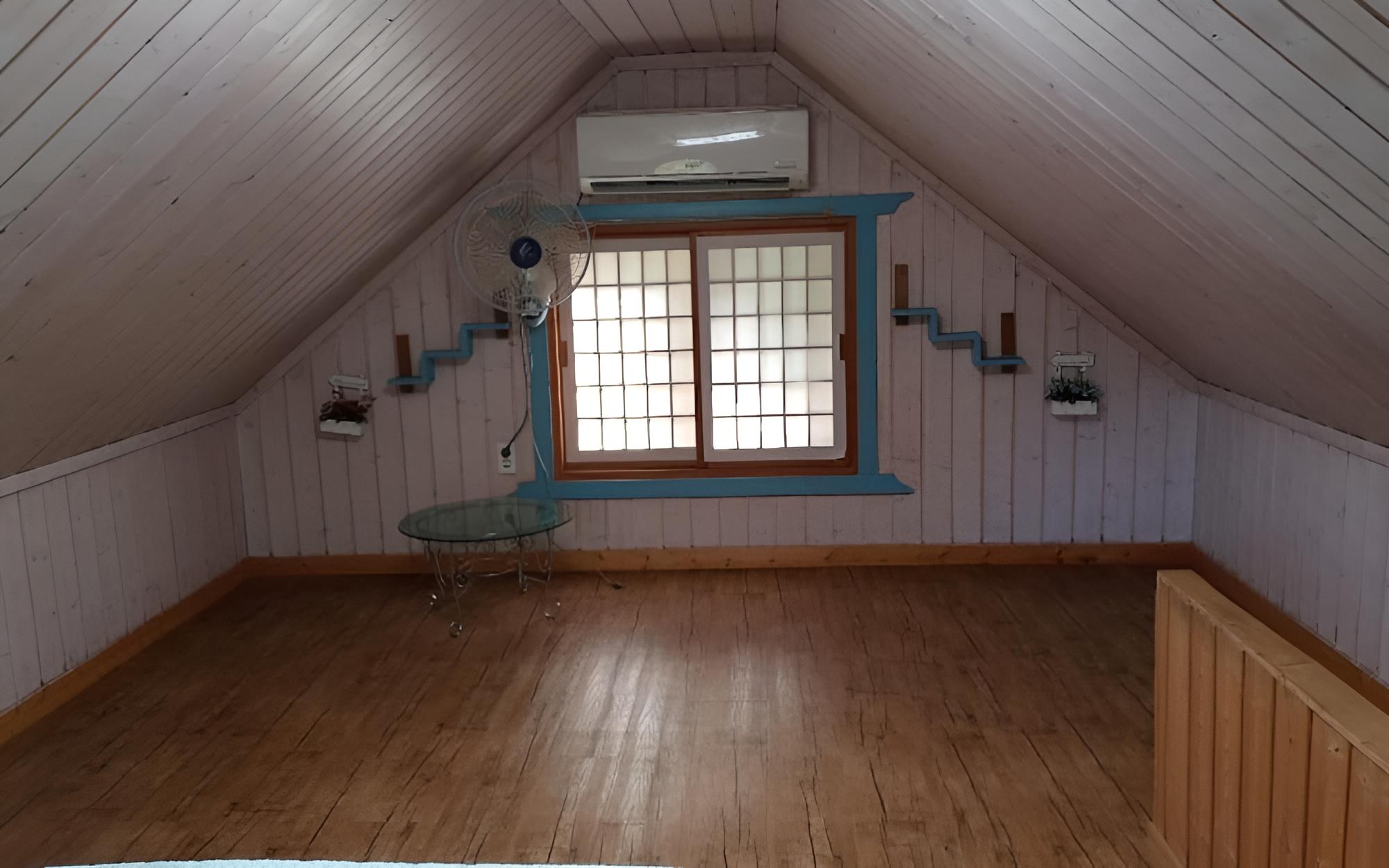 Room (Red Firefly) photo 1