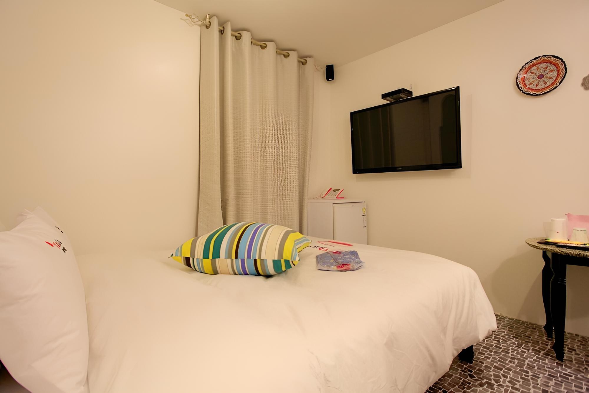 Room (Premium (Netflix Available Safe Disin) - Photo 25