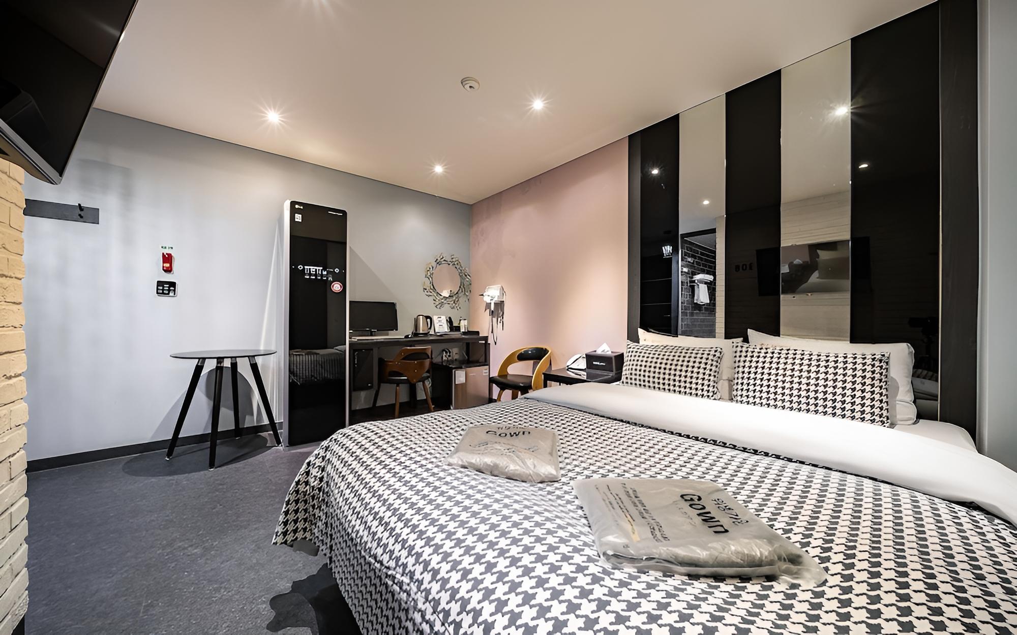 Room (Deluxe room B (Samsung 75-inch TV sty)