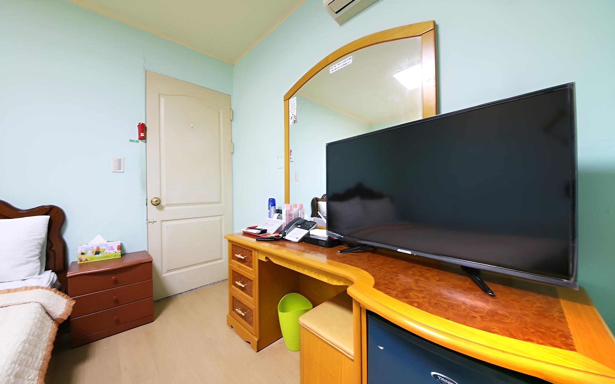 Room (Standard Room) - Photo 14