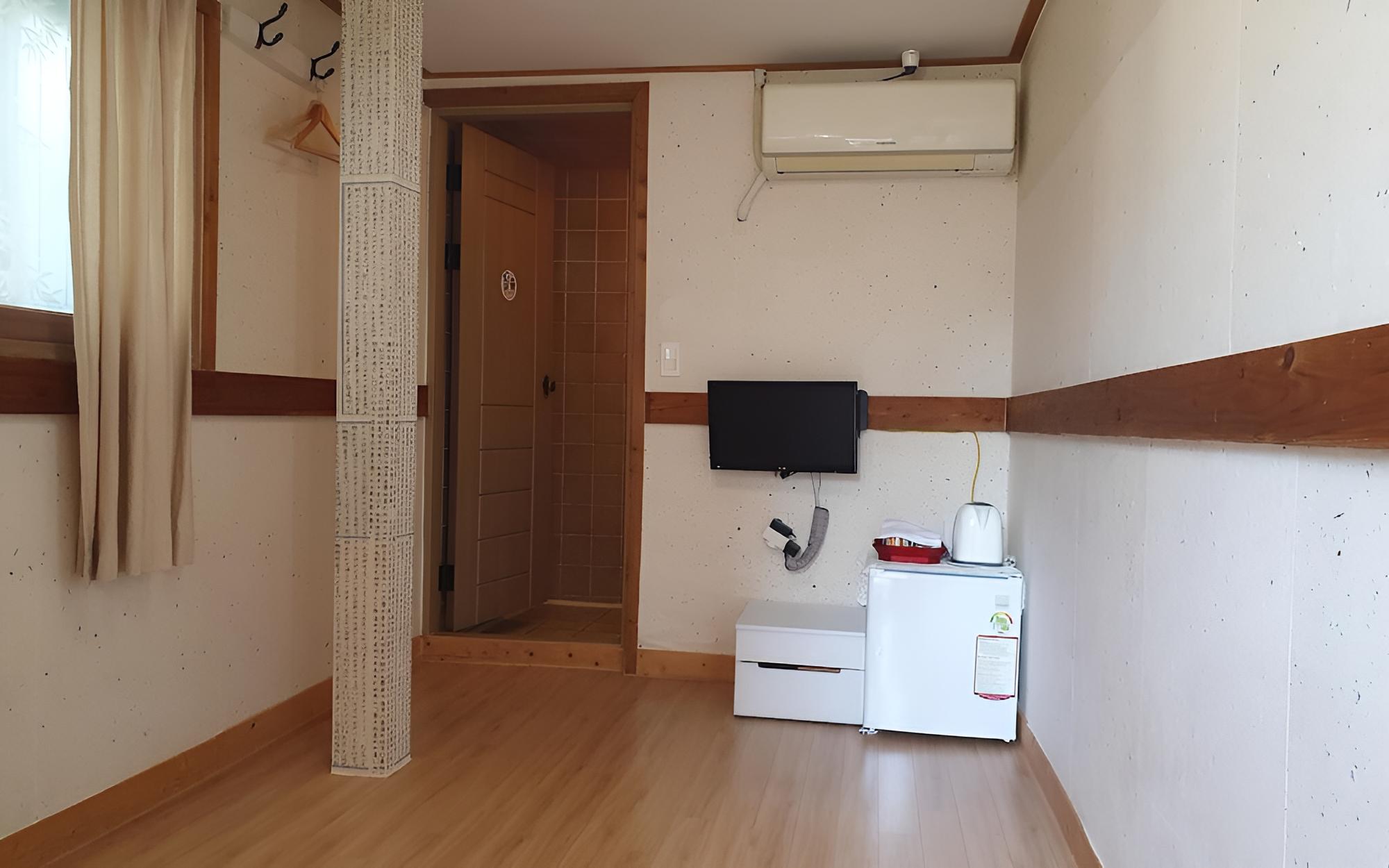 Room (Five trees (individual toilet))