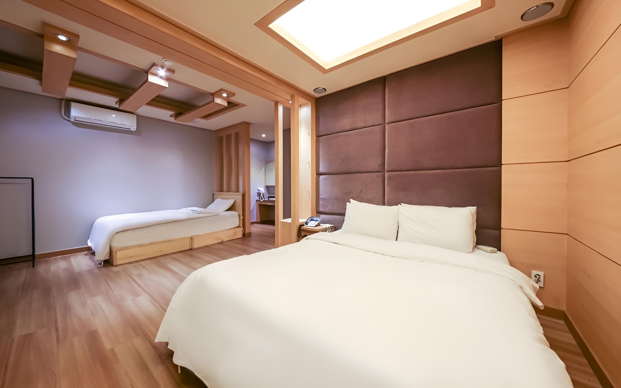Room (Premium Twin (Double + Single Bed)) - Photo 1